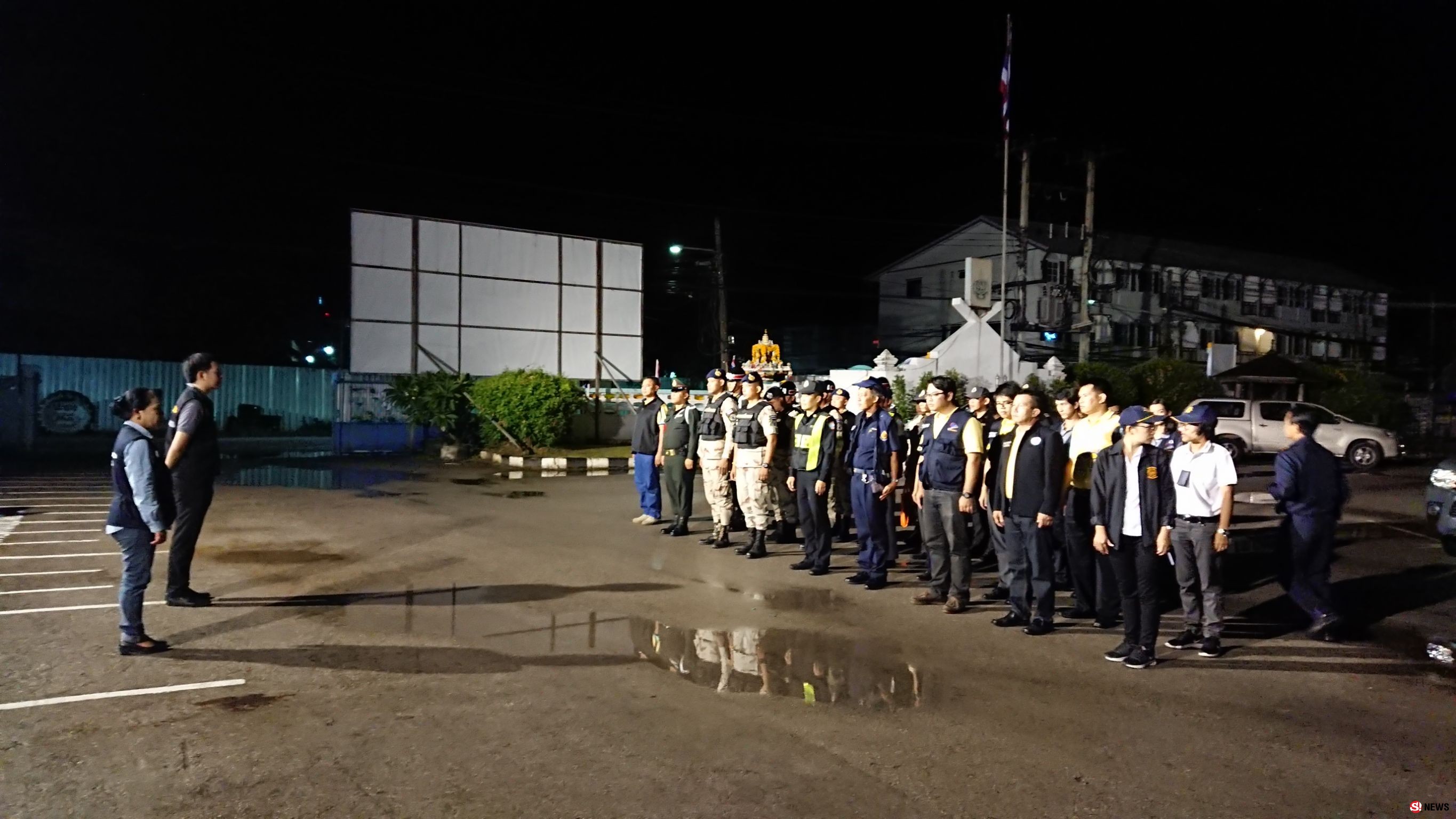 จ่อปิดผับดัง! ฝ่าฝืนคำสั่ง คสช. ลุยตรวจพบ 4 สาวต่ำกว่า 20 ปีดื่มเบียร์ในร้าน