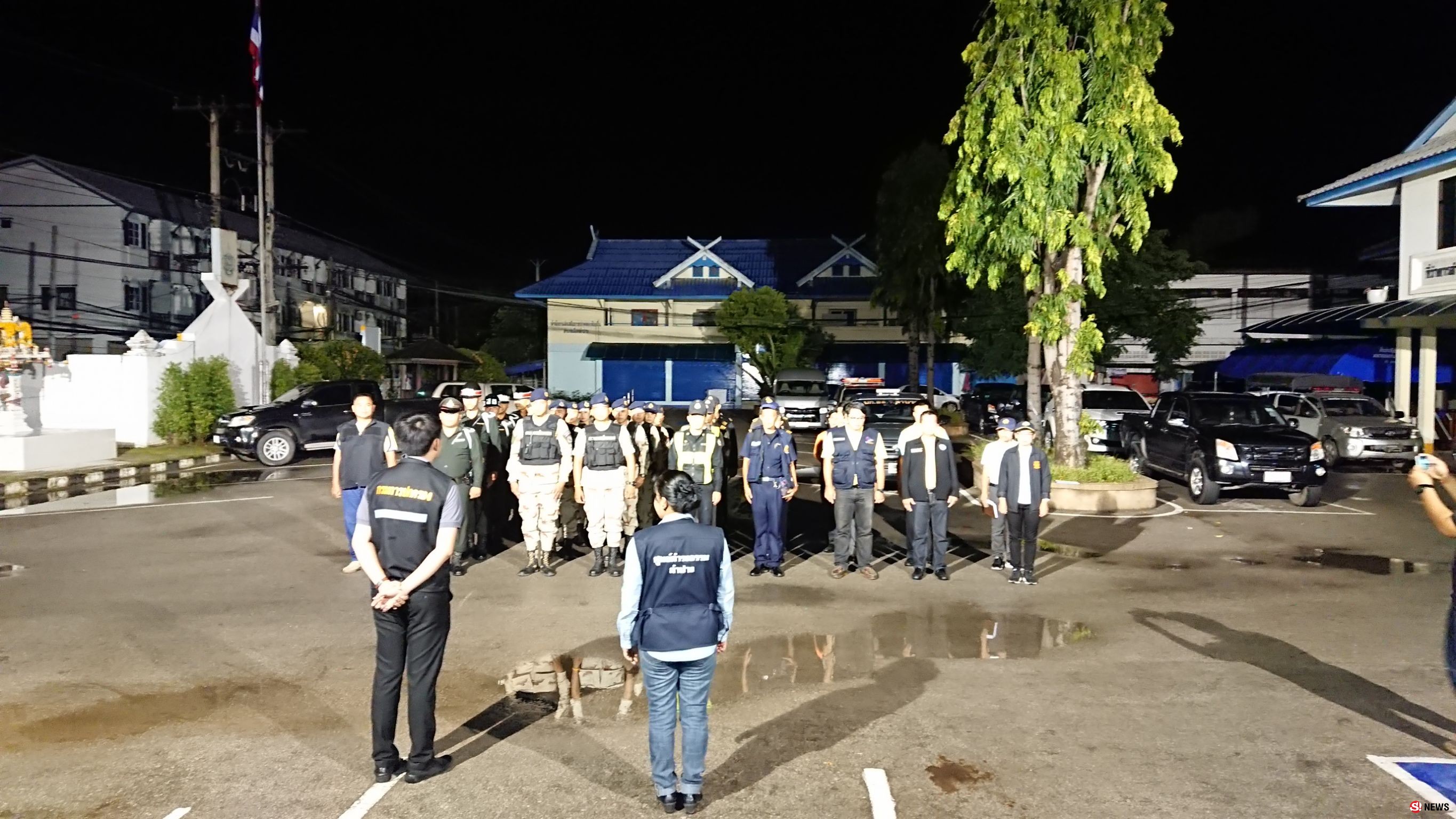 จ่อปิดผับดัง! ฝ่าฝืนคำสั่ง คสช. ลุยตรวจพบ 4 สาวต่ำกว่า 20 ปีดื่มเบียร์ในร้าน