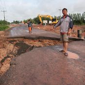 ฝนถล่มน้ำกัดเซาะถนนสายหลักขาด เร่งสร้างสะพานชั่วคราวให้ชาวบ้านสัญจรด่วน 