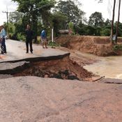 ฝนถล่มน้ำกัดเซาะถนนสายหลักขาด เร่งสร้างสะพานชั่วคราวให้ชาวบ้านสัญจรด่วน 