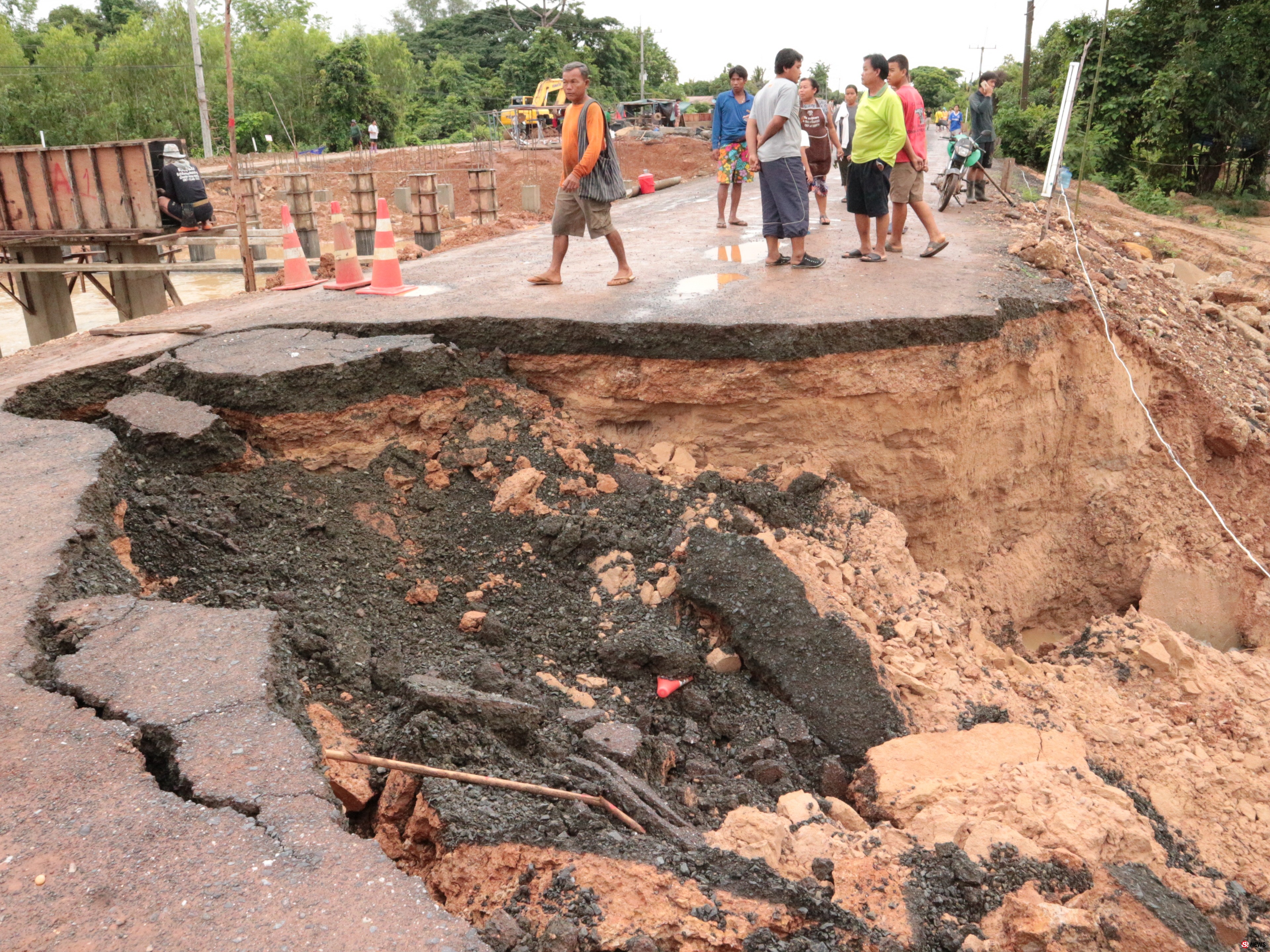 ฝนถล่มน้ำกัดเซาะถนนสายหลักขาด เร่งสร้างสะพานชั่วคราวให้ชาวบ้านสัญจรด่วน 