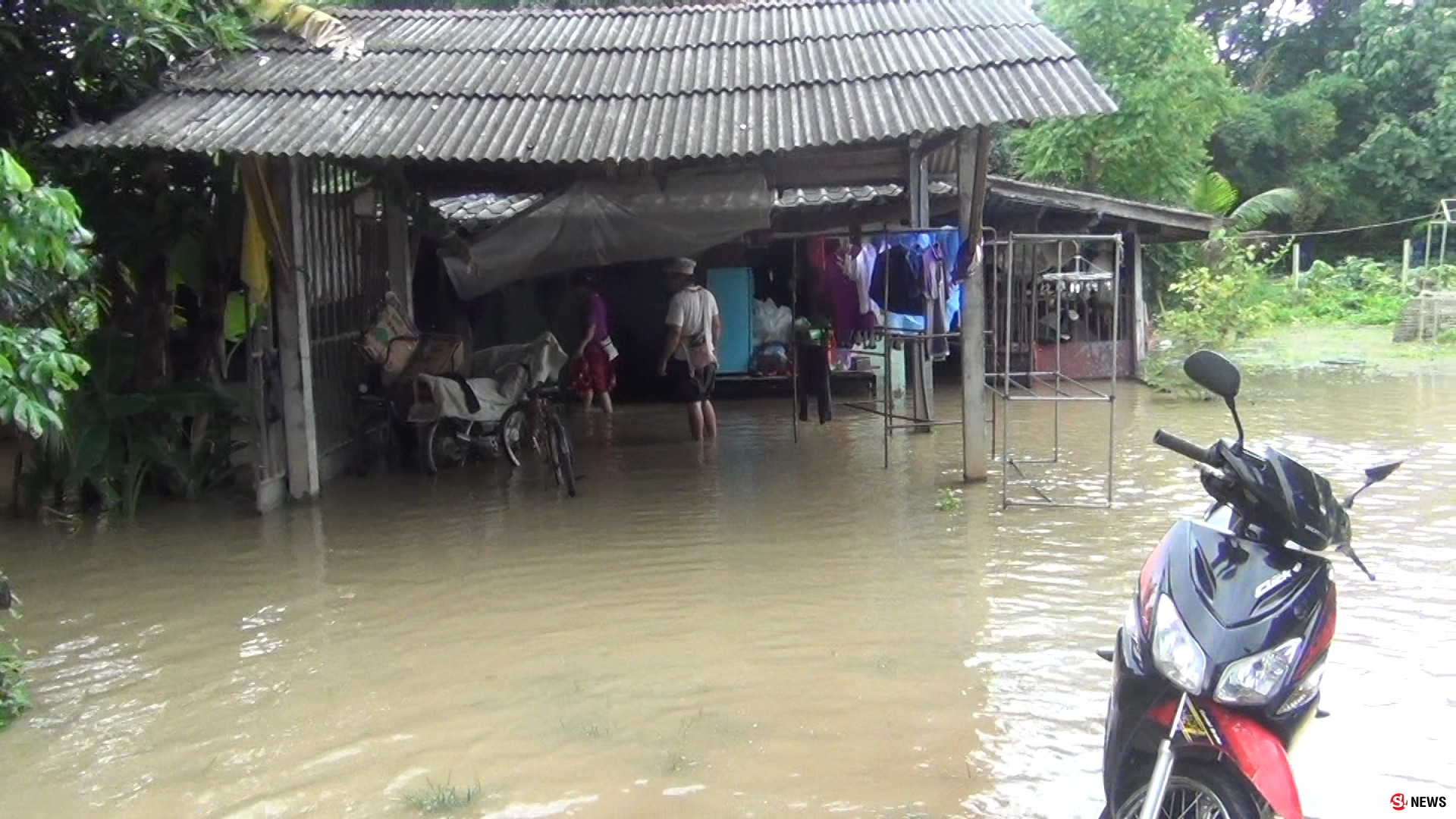 ฝนตกหนักน้ำลำห้วยแม่ฮาวทะลักท่วม2หมู่บ้านอ่วม 30หลัง