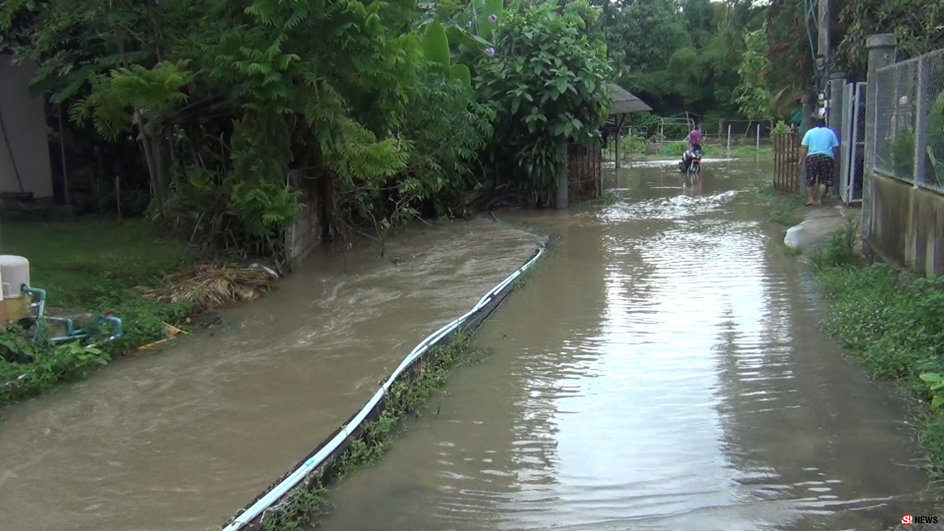 ฝนตกหนักน้ำลำห้วยแม่ฮาวทะลักท่วม2หมู่บ้านอ่วม 30หลัง