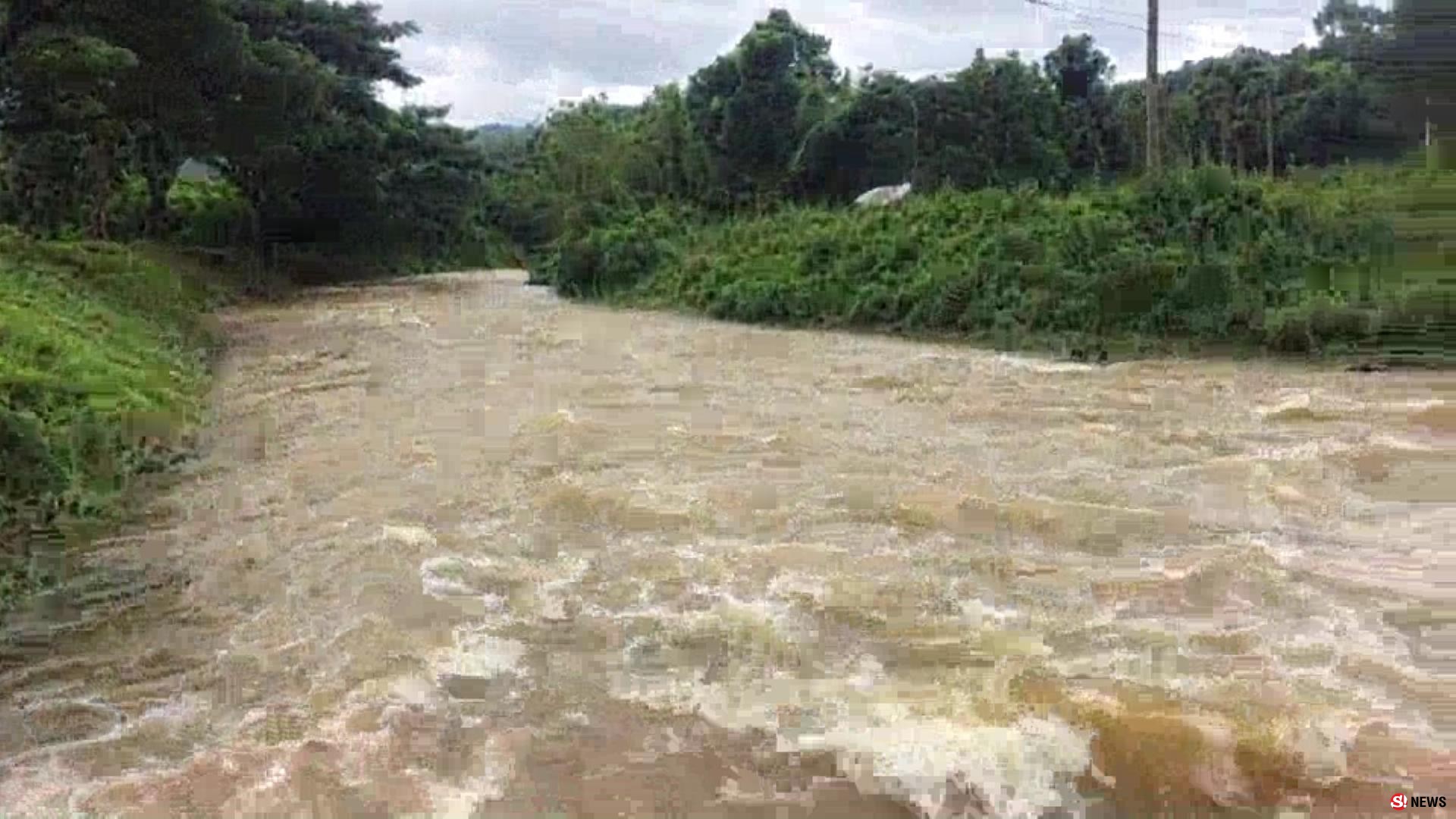 ประจวบคีรีขันธ์ เซินติญทำฝนตกหนักจนน้ำป่าหลากซัดสะพานในตำบลห้วยสัตว์ใหญ่ ที่หัวหิน ขาด 2 แห่ง หลายหน่วยเร่งช่วยเหลือ