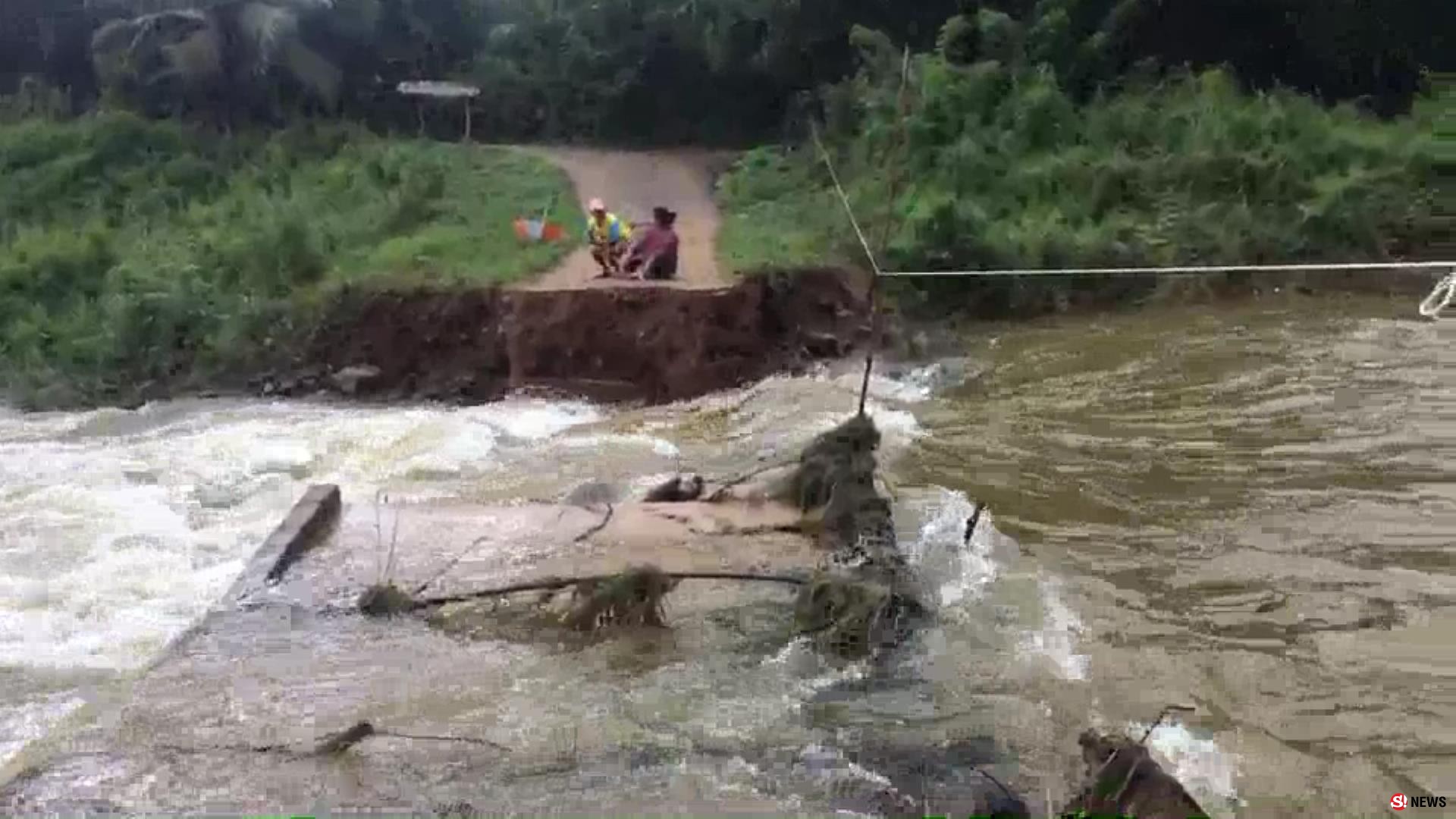 ประจวบคีรีขันธ์ เซินติญทำฝนตกหนักจนน้ำป่าหลากซัดสะพานในตำบลห้วยสัตว์ใหญ่ ที่หัวหิน ขาด 2 แห่ง หลายหน่วยเร่งช่วยเหลือ