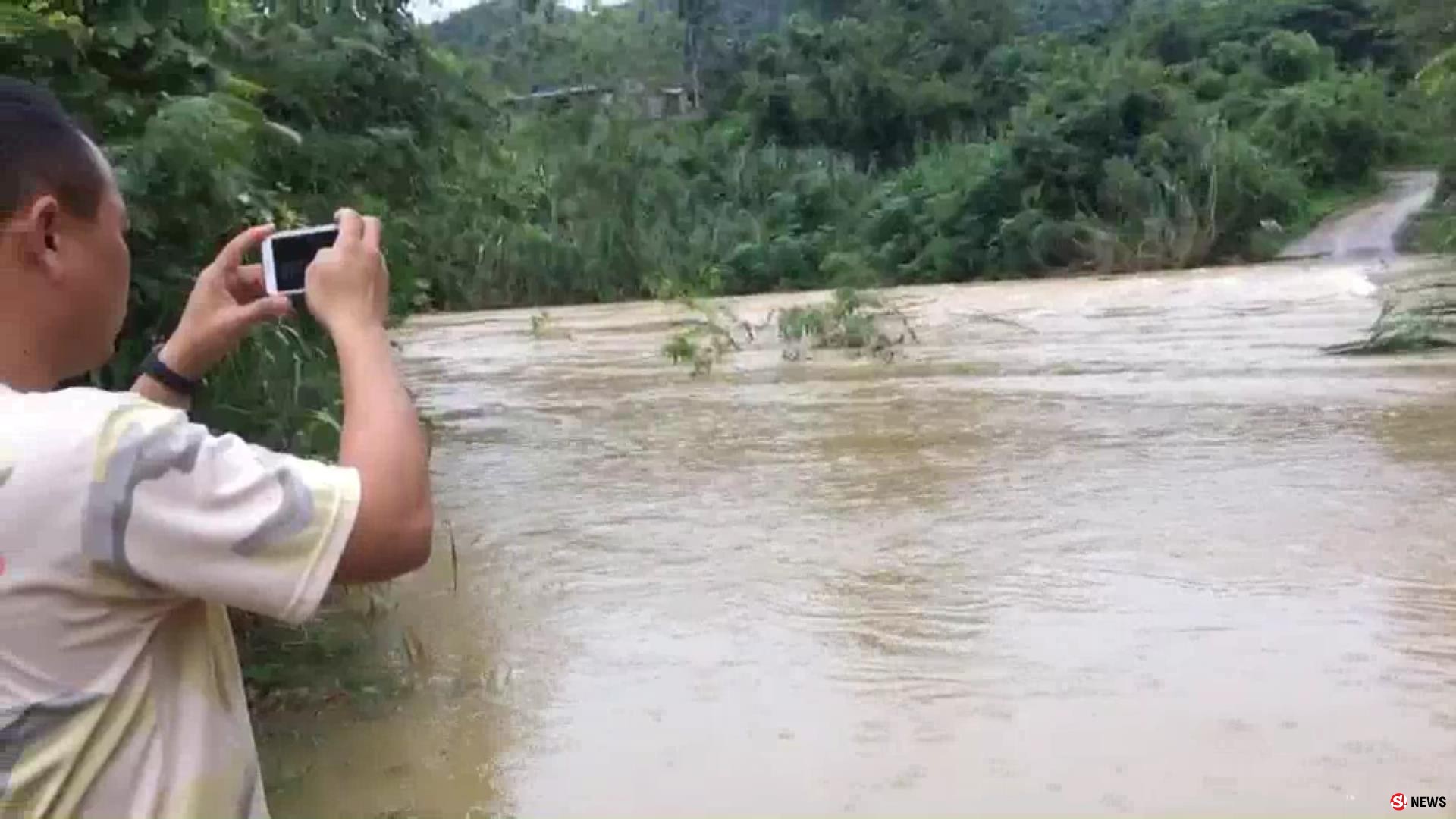 ประจวบคีรีขันธ์ เซินติญทำฝนตกหนักจนน้ำป่าหลากซัดสะพานในตำบลห้วยสัตว์ใหญ่ ที่หัวหิน ขาด 2 แห่ง หลายหน่วยเร่งช่วยเหลือ