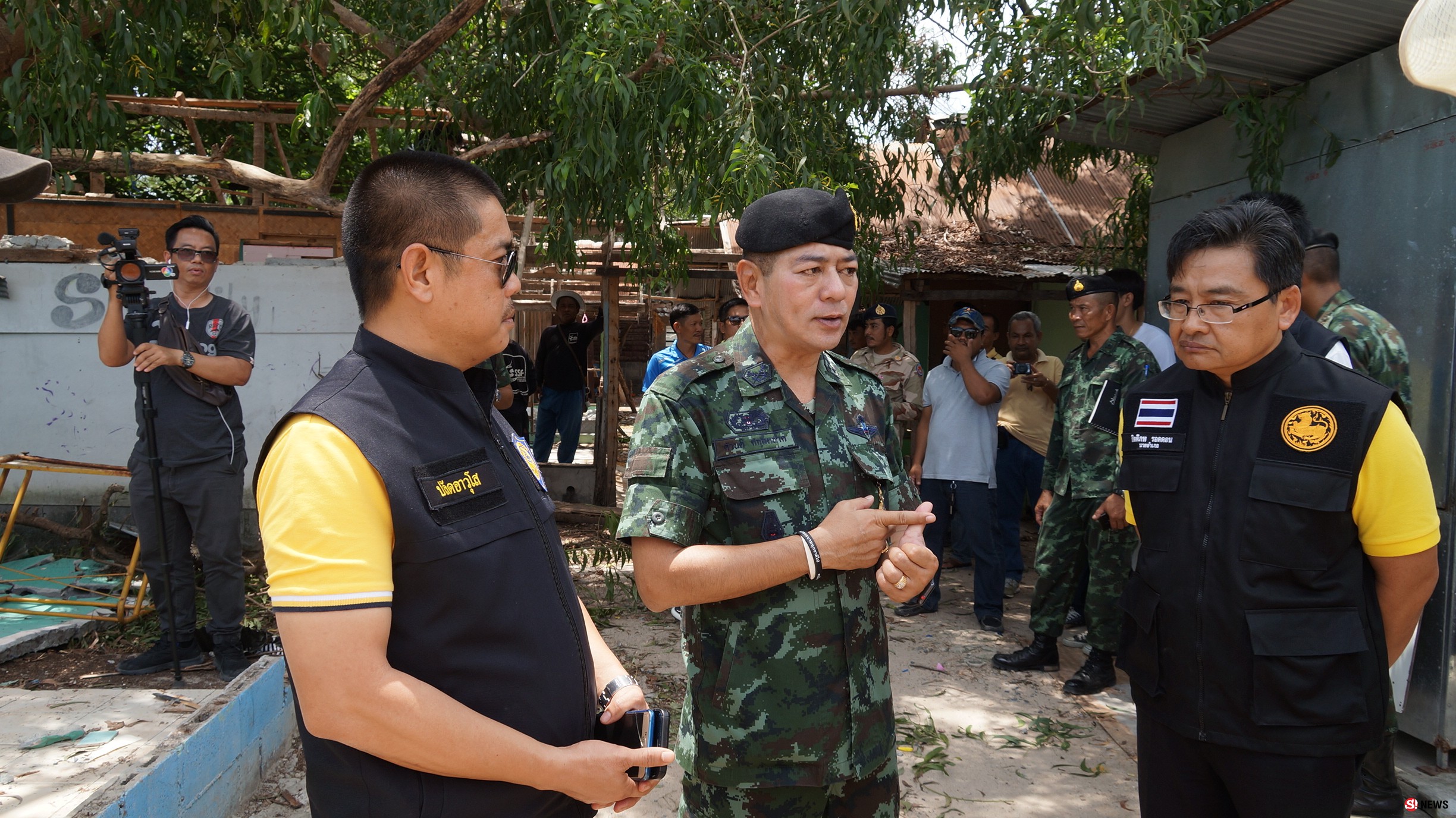 ดีเดย์สั่งรื้อถอนหัองพักริมพรุเฉวง พบเป็นแหล่งกบดานมั่วสุมยาเสพติดมานานนับปี