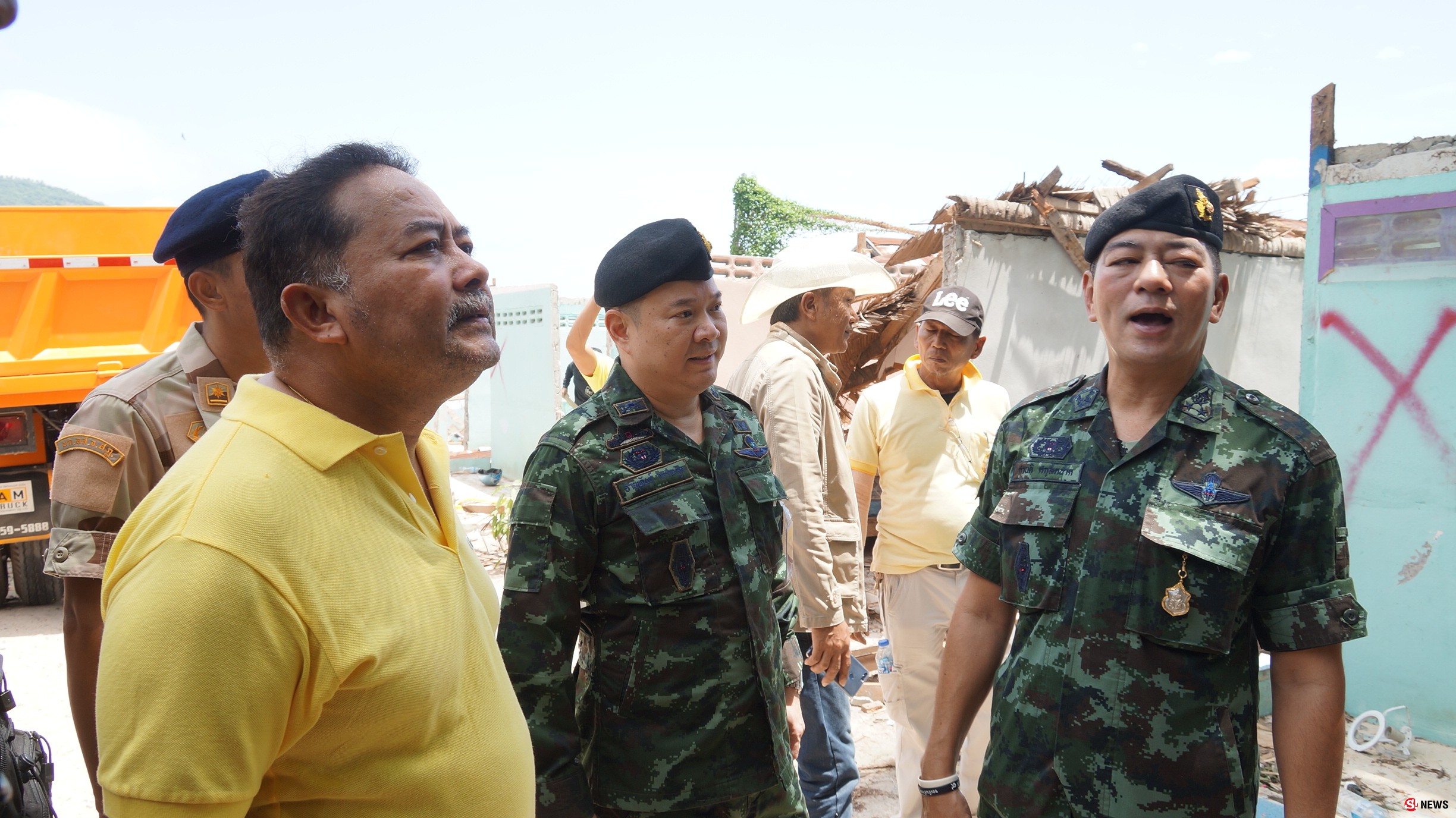 ดีเดย์สั่งรื้อถอนหัองพักริมพรุเฉวง พบเป็นแหล่งกบดานมั่วสุมยาเสพติดมานานนับปี