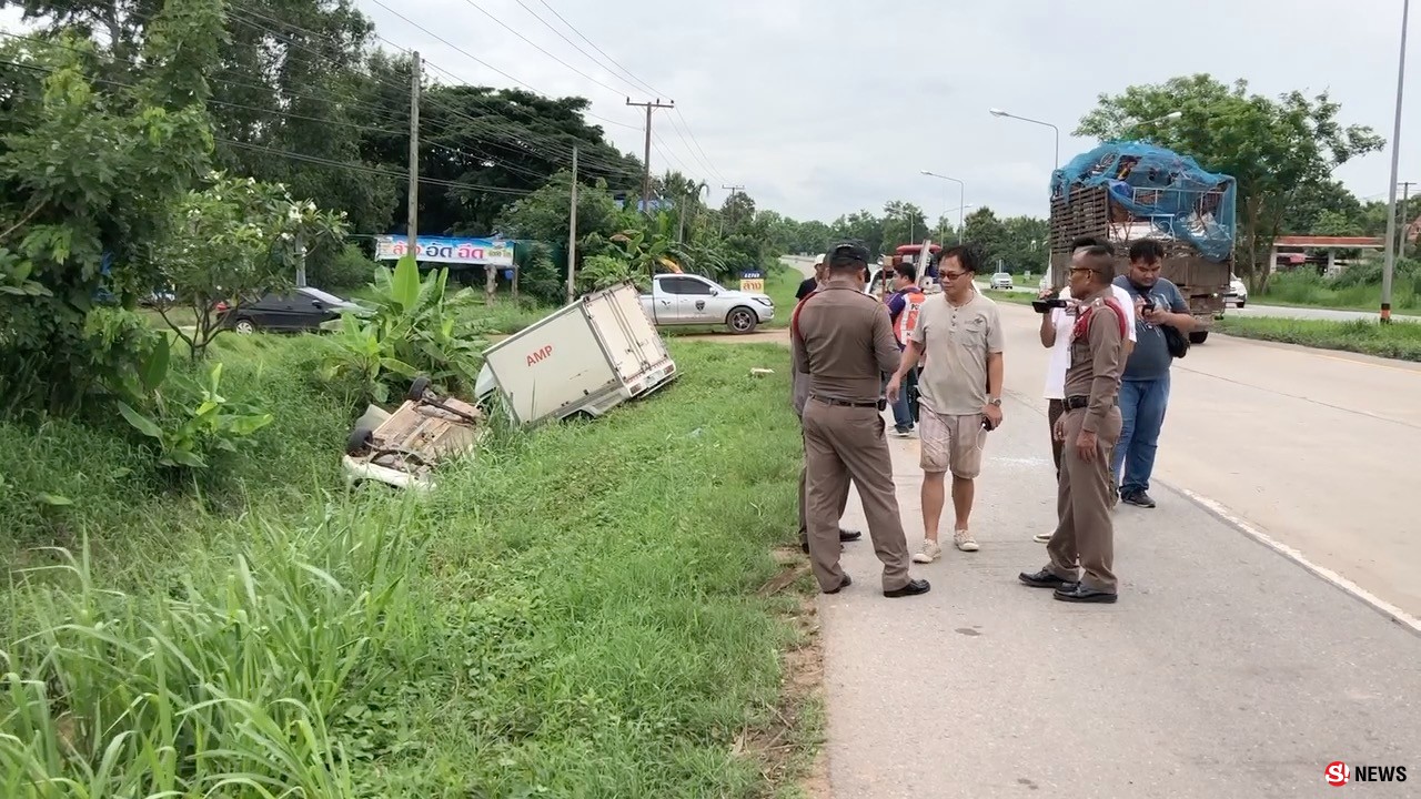 อุบัติเหตุรถผู้สื่อข่าว ถูกกระบะเกิดวูบ-พุ่งชนท้ายตกคูน้ำ