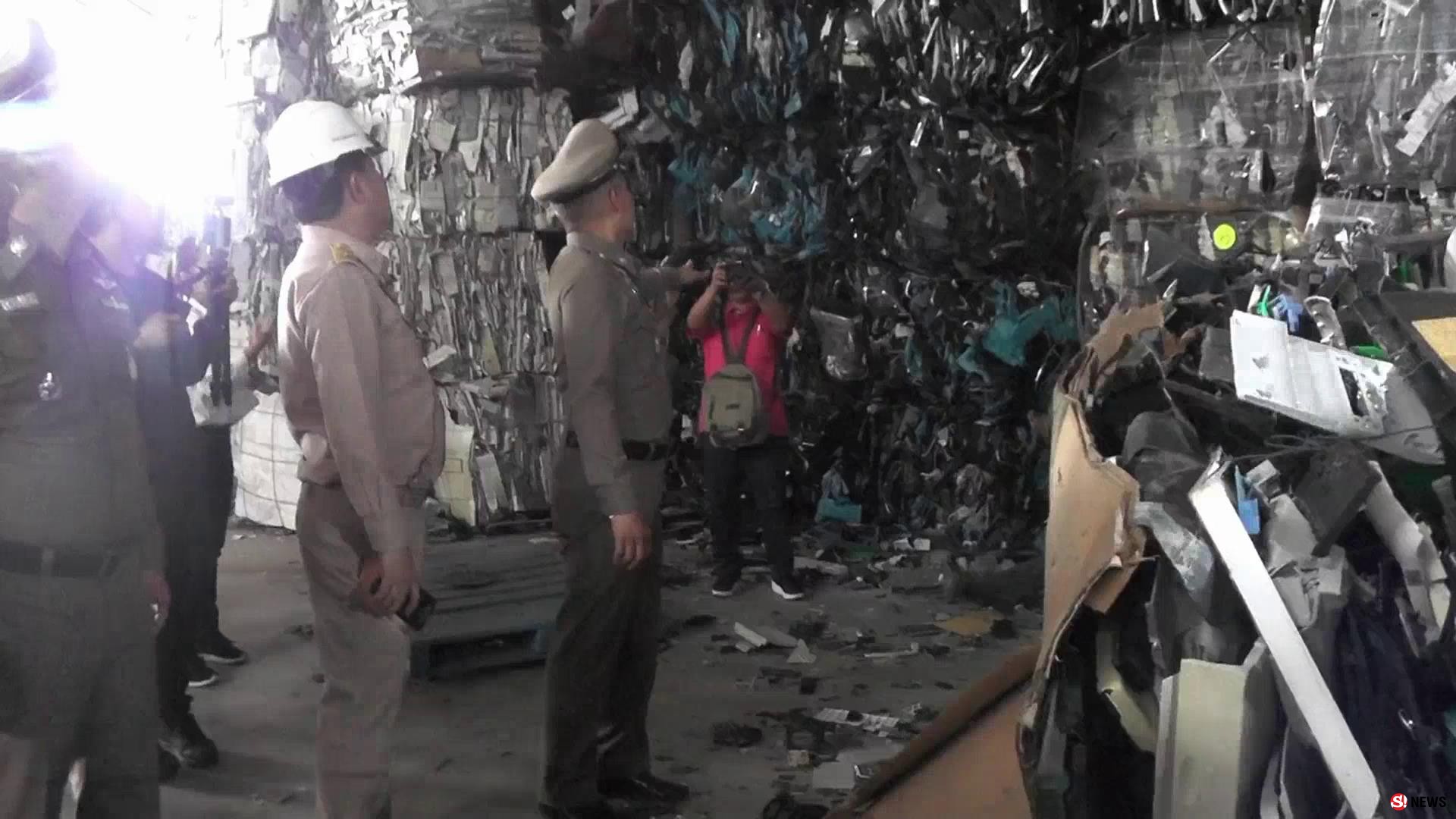 รอง ผบ.ตร. โผล่เมืองโอ่ง สั่งปิดโรงงานขยะเถื่อน จ่อดำเนินคดีทั้งอาญา-แพ่ง