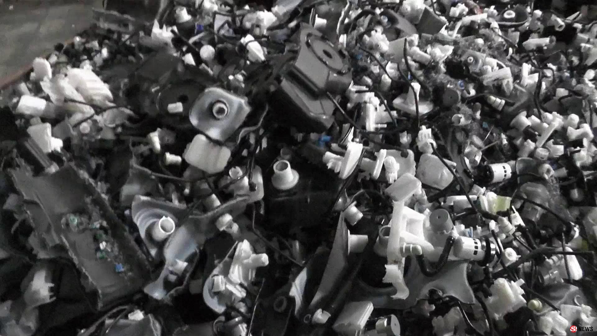 รอง ผบ.ตร. โผล่เมืองโอ่ง สั่งปิดโรงงานขยะเถื่อน จ่อดำเนินคดีทั้งอาญา-แพ่ง