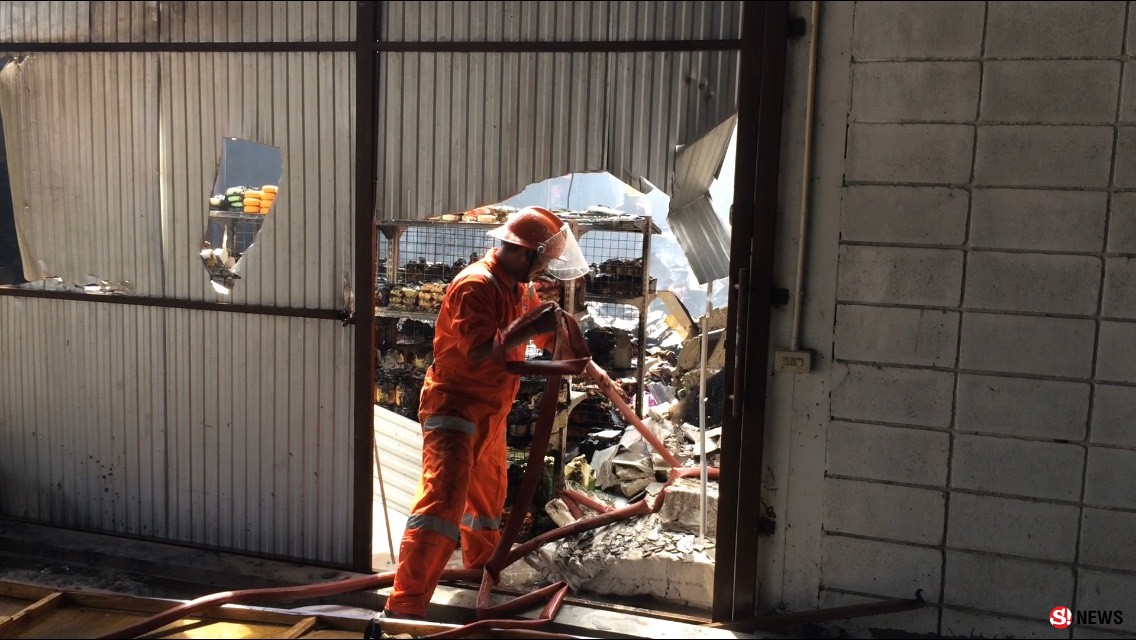 วอดหมด! รถน้ำ 10 คันระดมฉีดสกัดเหตุเพลิงไหม้โกดังเครื่องสำอาง-สูญสิ้น 20 ล้าน  