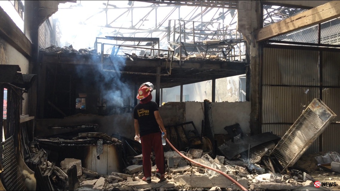 วอดหมด! รถน้ำ 10 คันระดมฉีดสกัดเหตุเพลิงไหม้โกดังเครื่องสำอาง-สูญสิ้น 20 ล้าน  