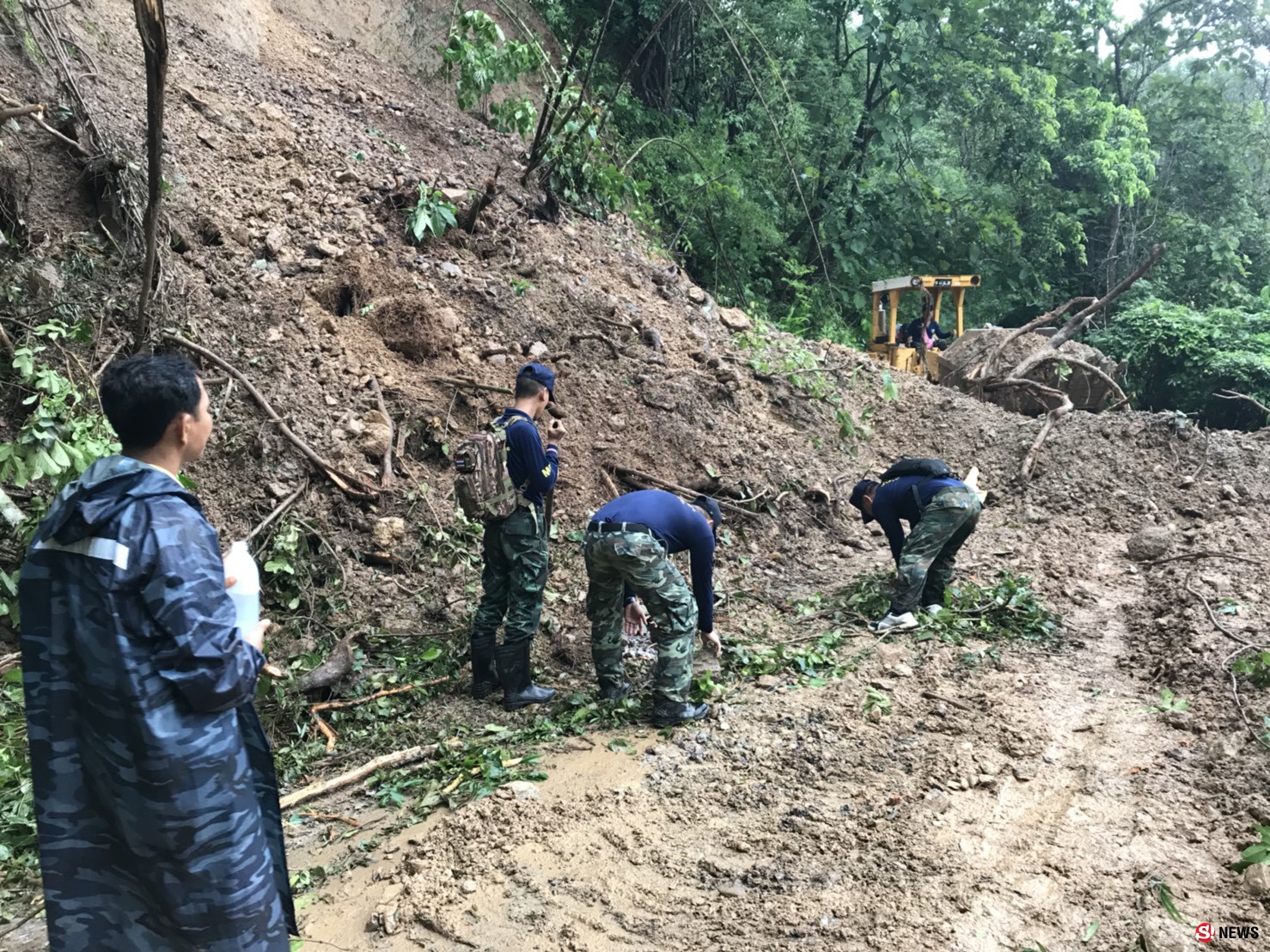 ทหารเคลียร์อีก-เร่งเปิดเส้นทางสัญจรหลังดินโคลนถล่ม หวั่นชาวบ้านถูกตัดขาดจากโลกภายนอก