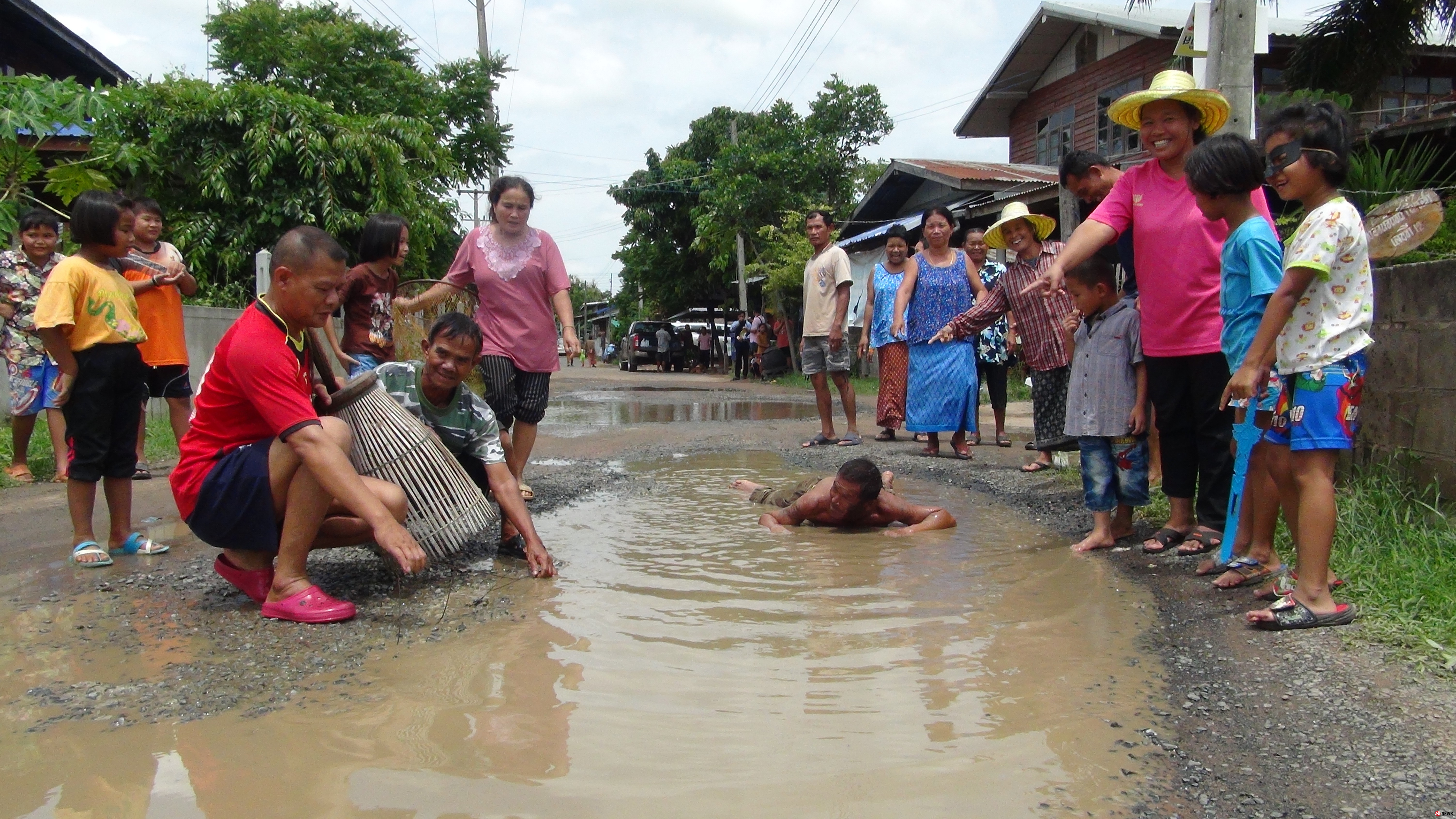 บุรีรัมย์ชาวบ้านกอกสุดทนจับปลาดำนาและอาบน้ำกลางถนนชำรุดเป็นหลุมบ่อขนาดใหญ่มีน้ำขังประชดหลังเดือดร้อนมาร่วม 20 ปี