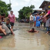 บุรีรัมย์ชาวบ้านกอกสุดทนจับปลาดำนาและอาบน้ำกลางถนนชำรุดเป็นหลุมบ่อขนาดใหญ่มีน้ำขังประชดหลังเดือดร้อนมาร่วม 20 ปี