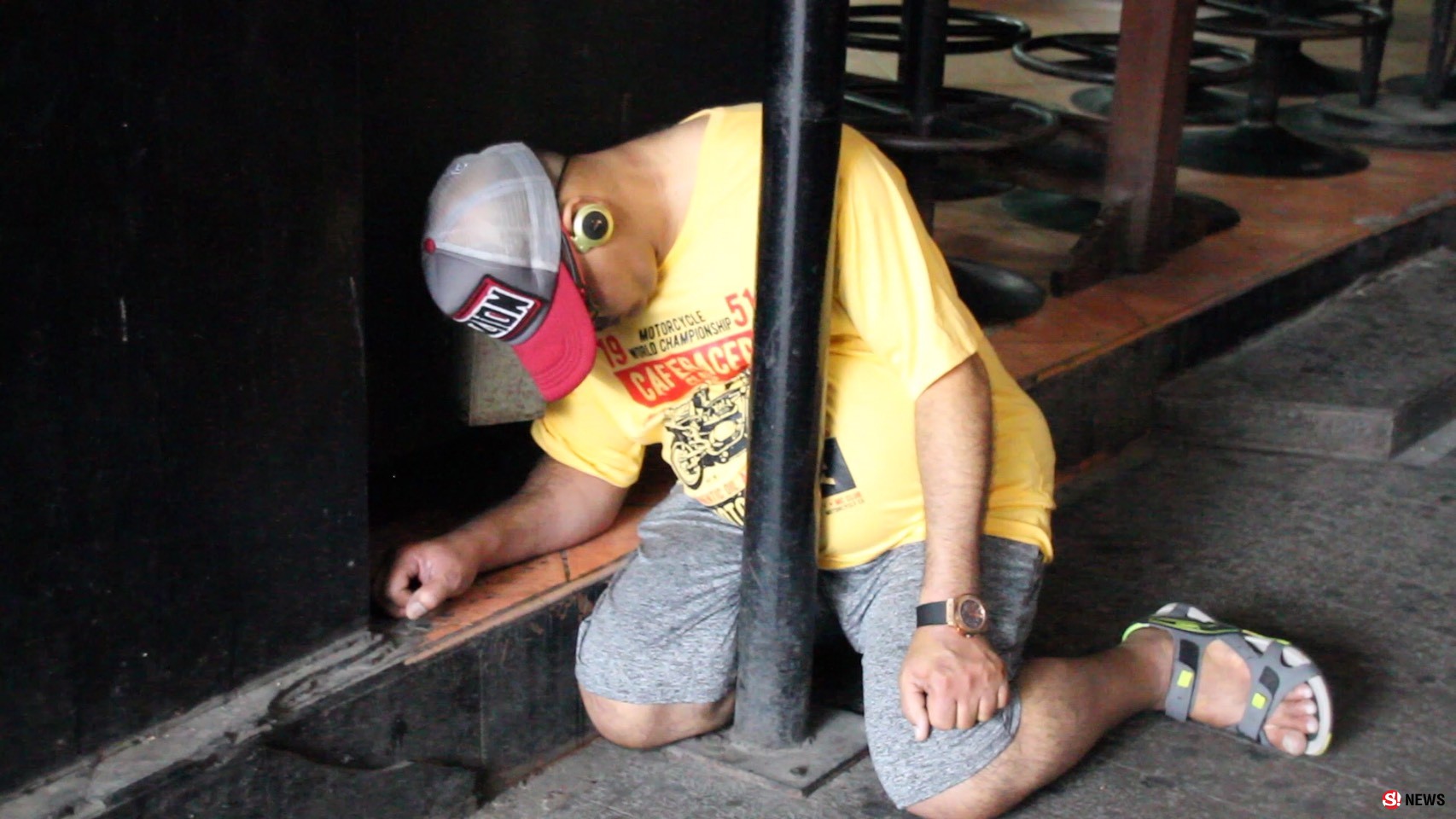 ตายท่าแปลก! หนุ่มต่างชาตินิรนามฟุบหน้าคะมำคาเสาเหล็กที่บาร์เบียร์