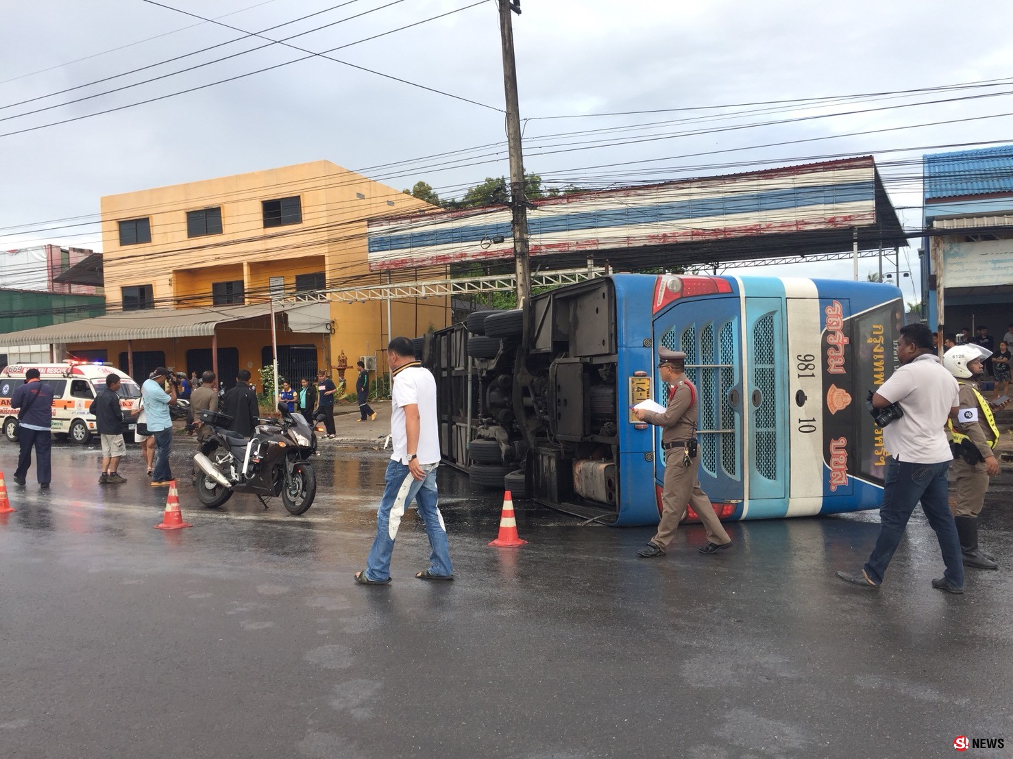 คว่ำรับเช้าเข้าพรรษา-รถทัวร์วิ่งฝ่าฝนท้ายปัดล้มตะแคงขวางถนน ทำผู้โดยสารเจ็บกว่า 20 ราย