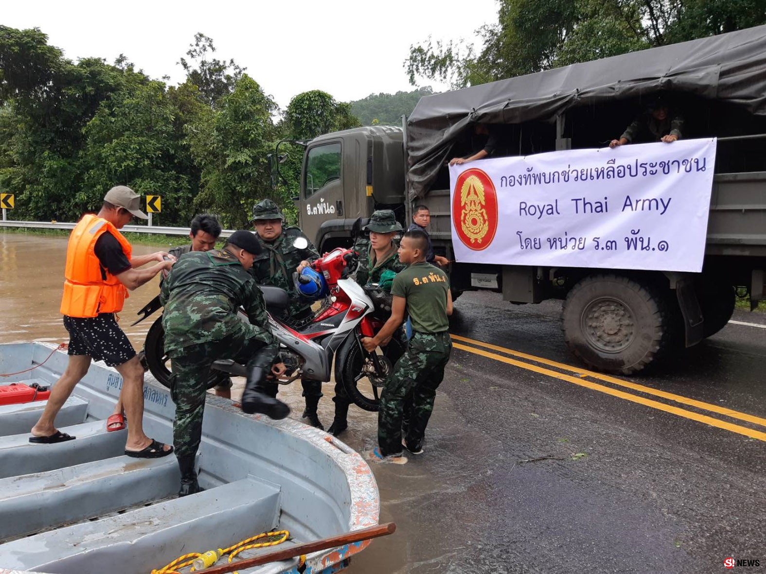 อีก 2 เมตรจ่อวิกฤต! “ดงหลวง” อ่วม-ทหารลงพื้นที่แล้วช่วย 4 หมู่บ้านหลังน้ำป่าซัดถล่มไม่หยุด