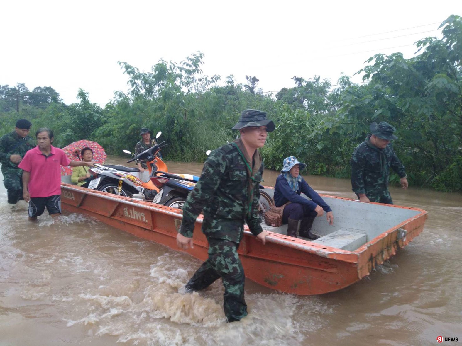 อีก 2 เมตรจ่อวิกฤต! “ดงหลวง” อ่วม-ทหารลงพื้นที่แล้วช่วย 4 หมู่บ้านหลังน้ำป่าซัดถล่มไม่หยุด