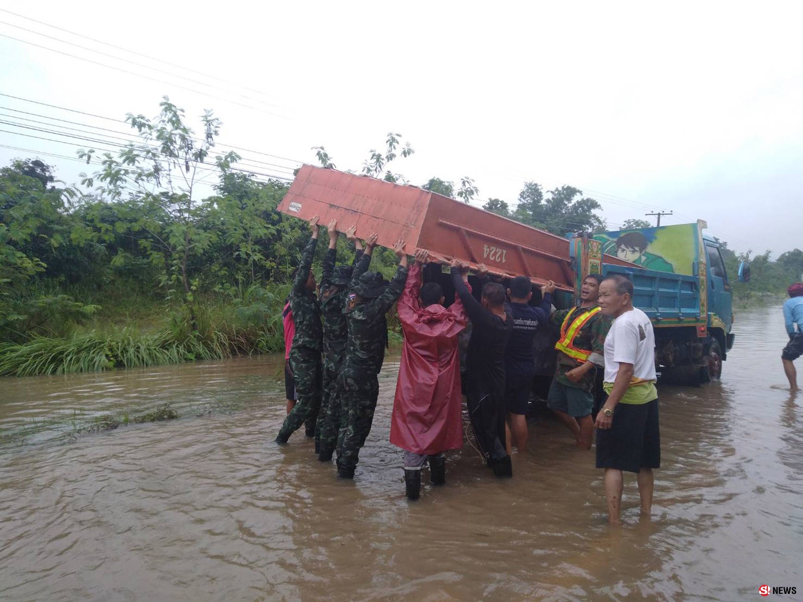 อีก 2 เมตรจ่อวิกฤต! “ดงหลวง” อ่วม-ทหารลงพื้นที่แล้วช่วย 4 หมู่บ้านหลังน้ำป่าซัดถล่มไม่หยุด