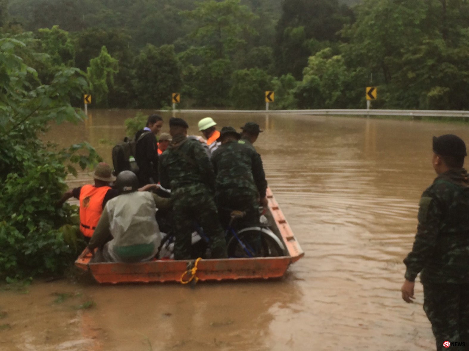 อีก 2 เมตรจ่อวิกฤต! “ดงหลวง” อ่วม-ทหารลงพื้นที่แล้วช่วย 4 หมู่บ้านหลังน้ำป่าซัดถล่มไม่หยุด