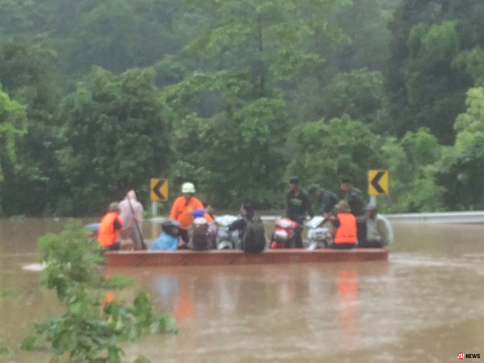 อีก 2 เมตรจ่อวิกฤต! “ดงหลวง” อ่วม-ทหารลงพื้นที่แล้วช่วย 4 หมู่บ้านหลังน้ำป่าซัดถล่มไม่หยุด