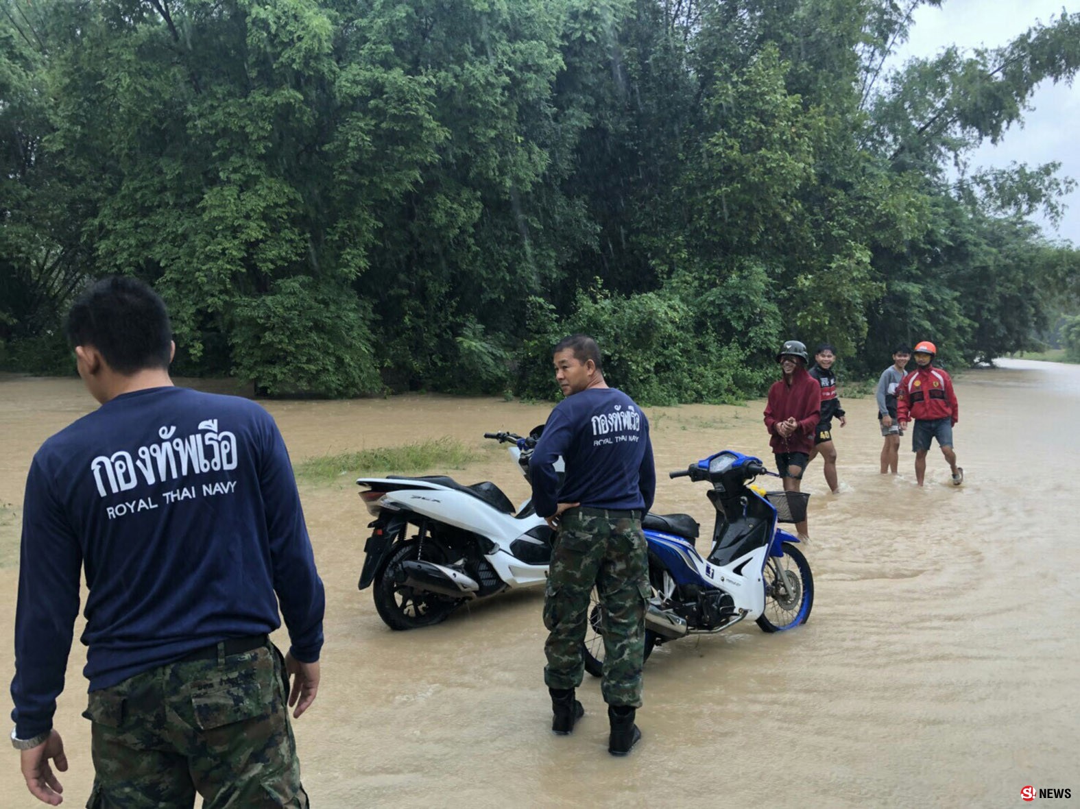 อีก 2 เมตรจ่อวิกฤต! “ดงหลวง” อ่วม-ทหารลงพื้นที่แล้วช่วย 4 หมู่บ้านหลังน้ำป่าซัดถล่มไม่หยุด