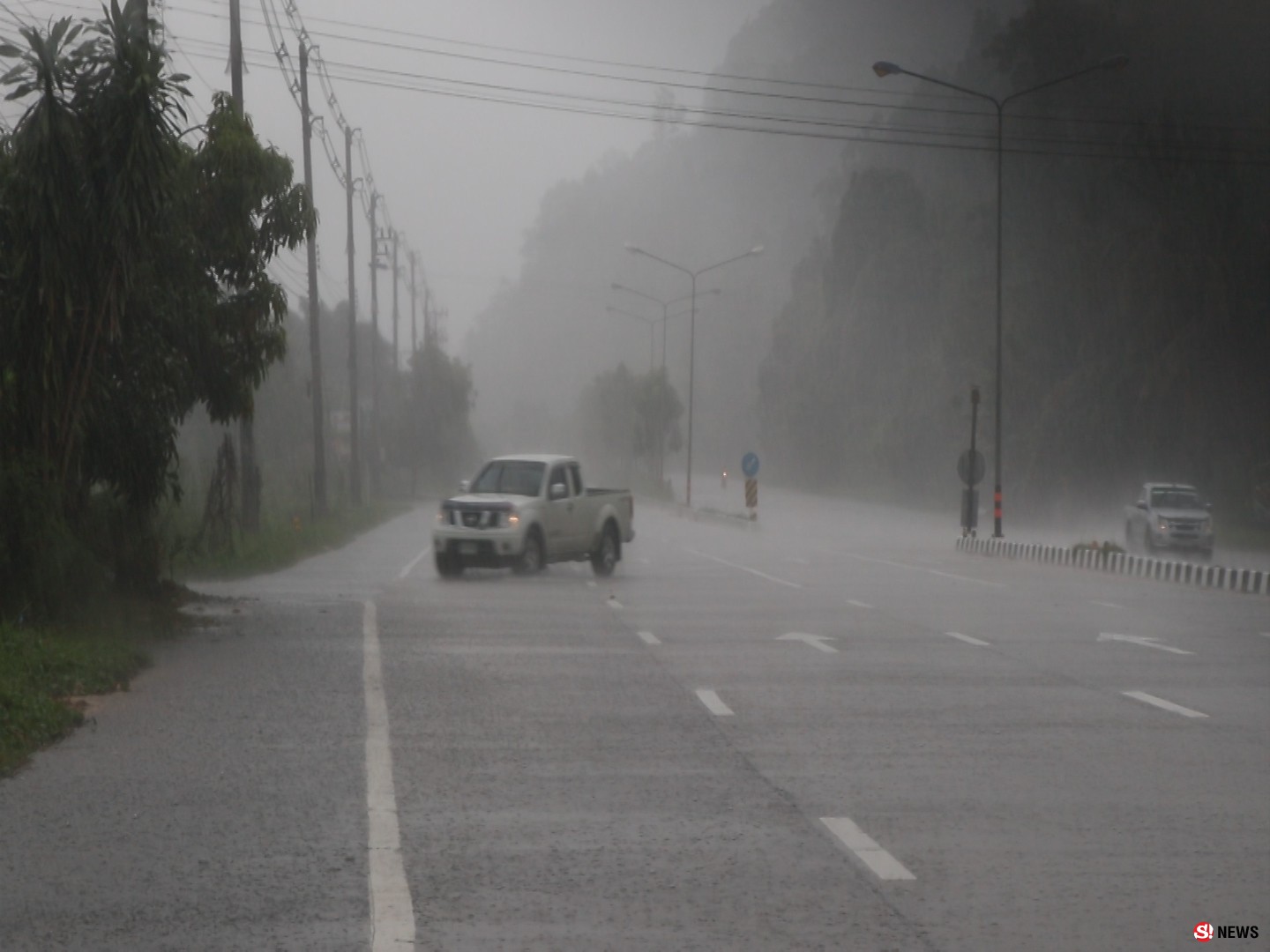 ห่าฝนถล่มไม่ลืมหูลืมตา-ตัวเมืองตรังอย่างกับป่าช้า ตลาดนัดใหญ่ร้านรวงปิดเงียบ