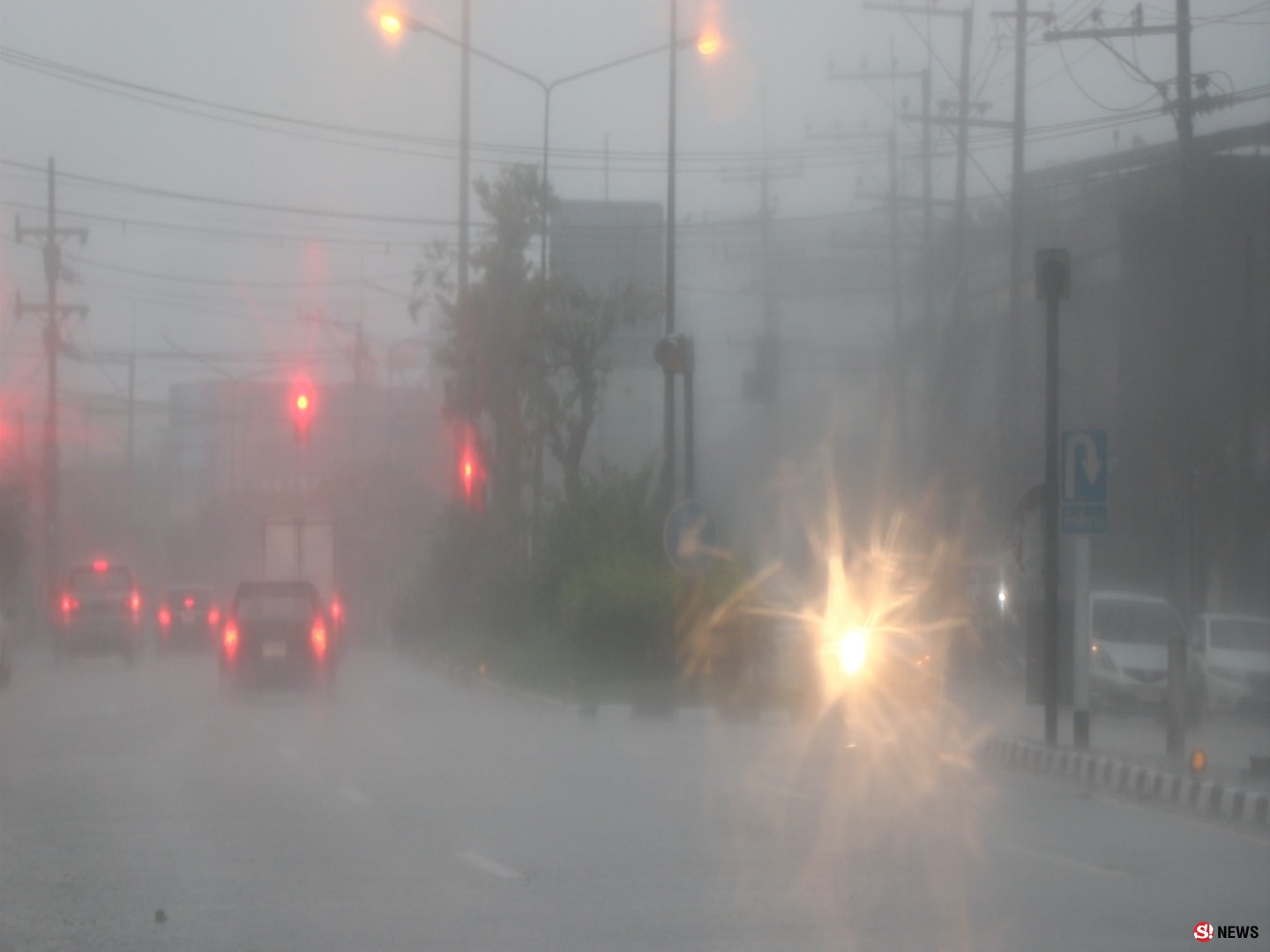 ห่าฝนถล่มไม่ลืมหูลืมตา-ตัวเมืองตรังอย่างกับป่าช้า ตลาดนัดใหญ่ร้านรวงปิดเงียบ