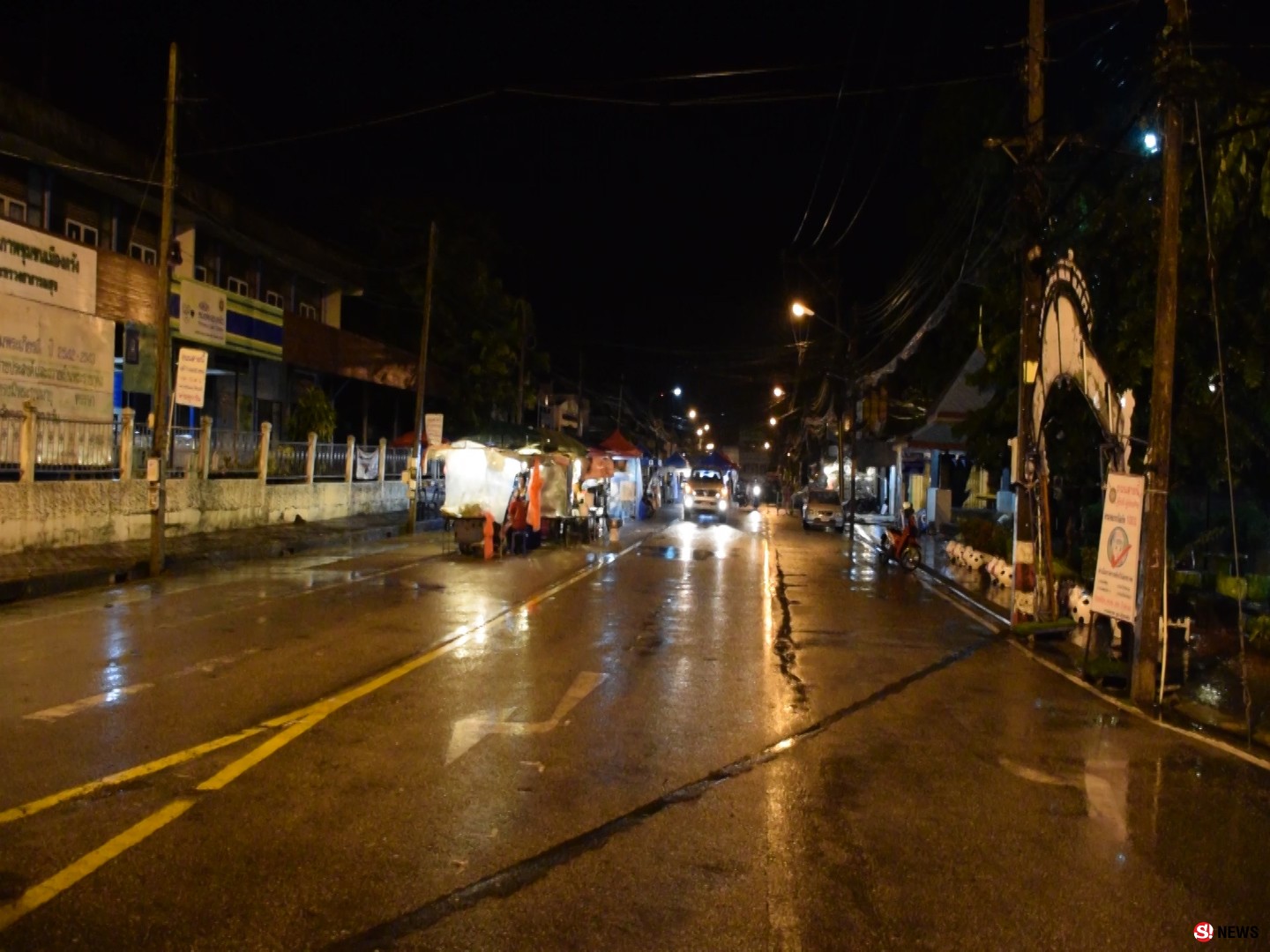 ห่าฝนถล่มไม่ลืมหูลืมตา-ตัวเมืองตรังอย่างกับป่าช้า ตลาดนัดใหญ่ร้านรวงปิดเงียบ