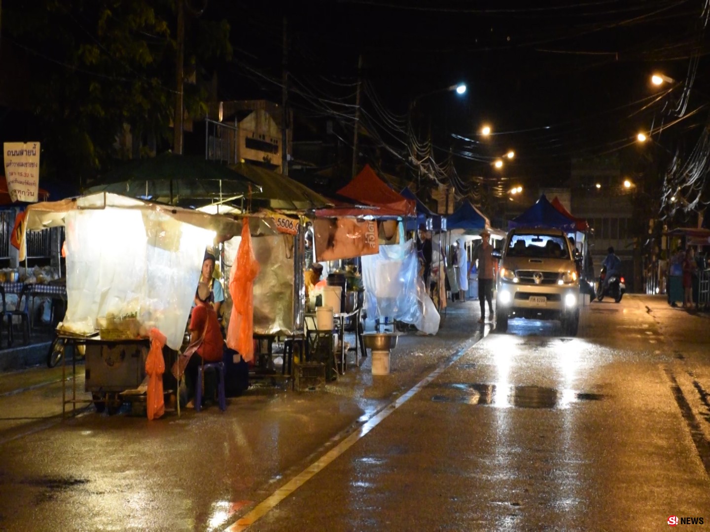 ห่าฝนถล่มไม่ลืมหูลืมตา-ตัวเมืองตรังอย่างกับป่าช้า ตลาดนัดใหญ่ร้านรวงปิดเงียบ