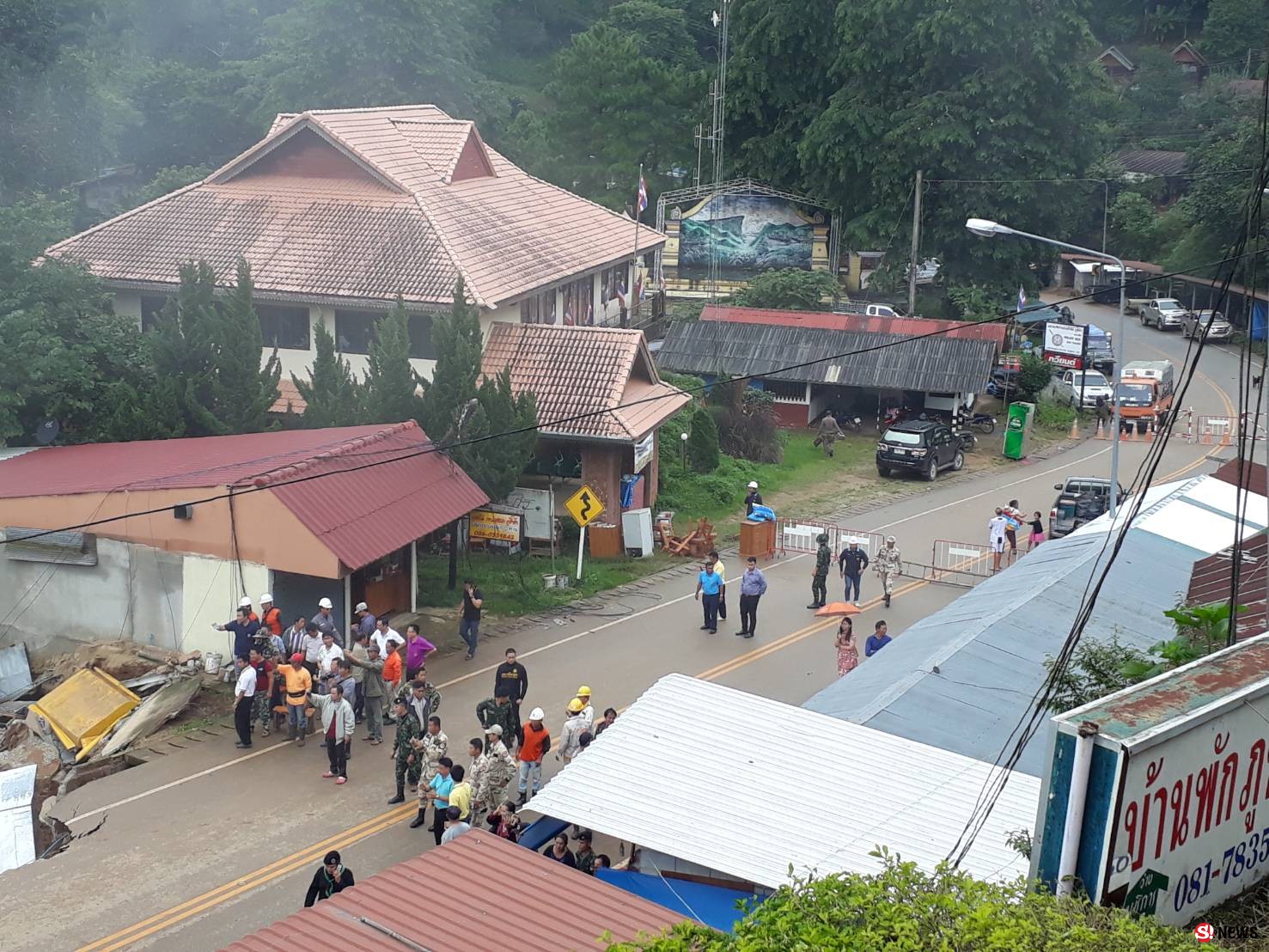 ระทึก! ดินภูชี้ฟ้าสไลด์ ซัดร้านค้าบ้านเรือนถล่มเสียหาย