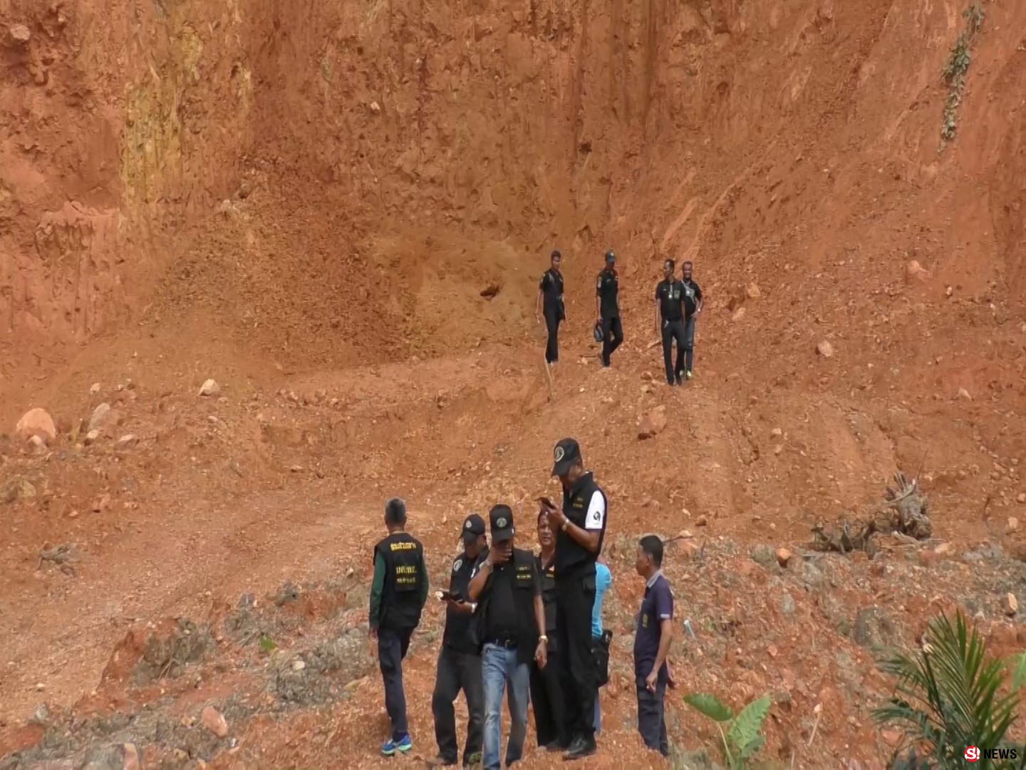 จีพีเอสนำทาง-บุกรวบ ผญบ.ขุดดินรุกล้ำแนวป่า สั่งระงับเตรียมส่งดำเนินคดี 