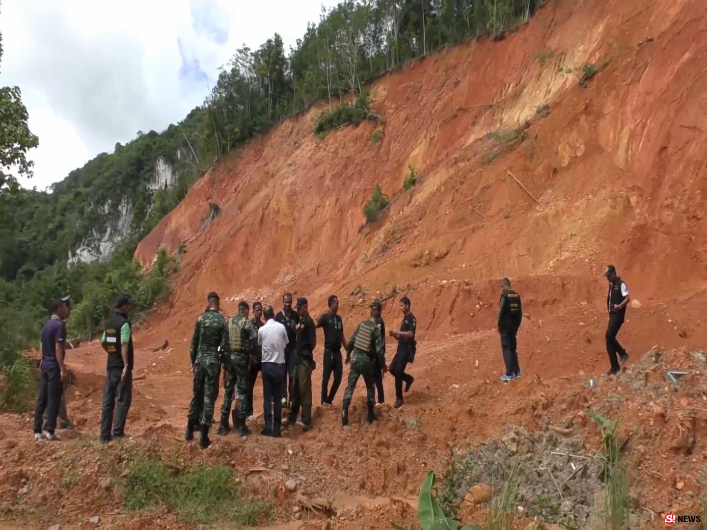 จีพีเอสนำทาง-บุกรวบ ผญบ.ขุดดินรุกล้ำแนวป่า สั่งระงับเตรียมส่งดำเนินคดี 