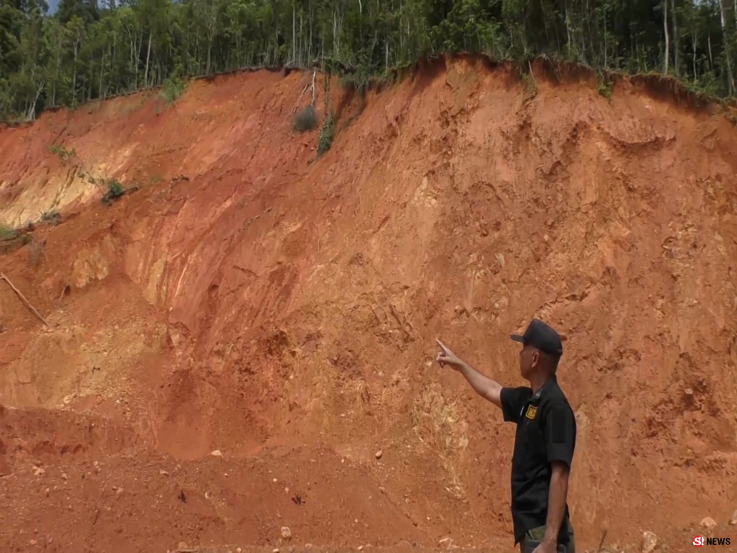 จีพีเอสนำทาง-บุกรวบ ผญบ.ขุดดินรุกล้ำแนวป่า สั่งระงับเตรียมส่งดำเนินคดี 