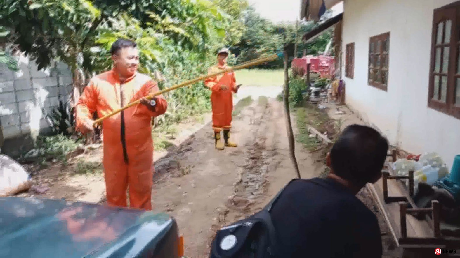 ระดับน้ำโขงวิกฤต-คนหนีน้ำ งูเห่าก็หนีแอบซุกใต้ตู้เย็น แม่เฒ่าผวาร้องเรียกกู้ภัย