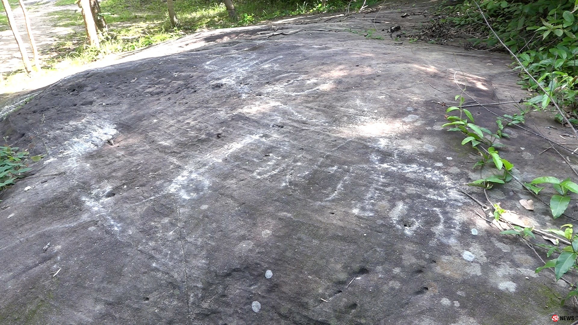 610805พบนักท่องเที่ยวมือบอลขีดเขียนบนก้อนหินภายในจุดชมวิวหินช้างสี