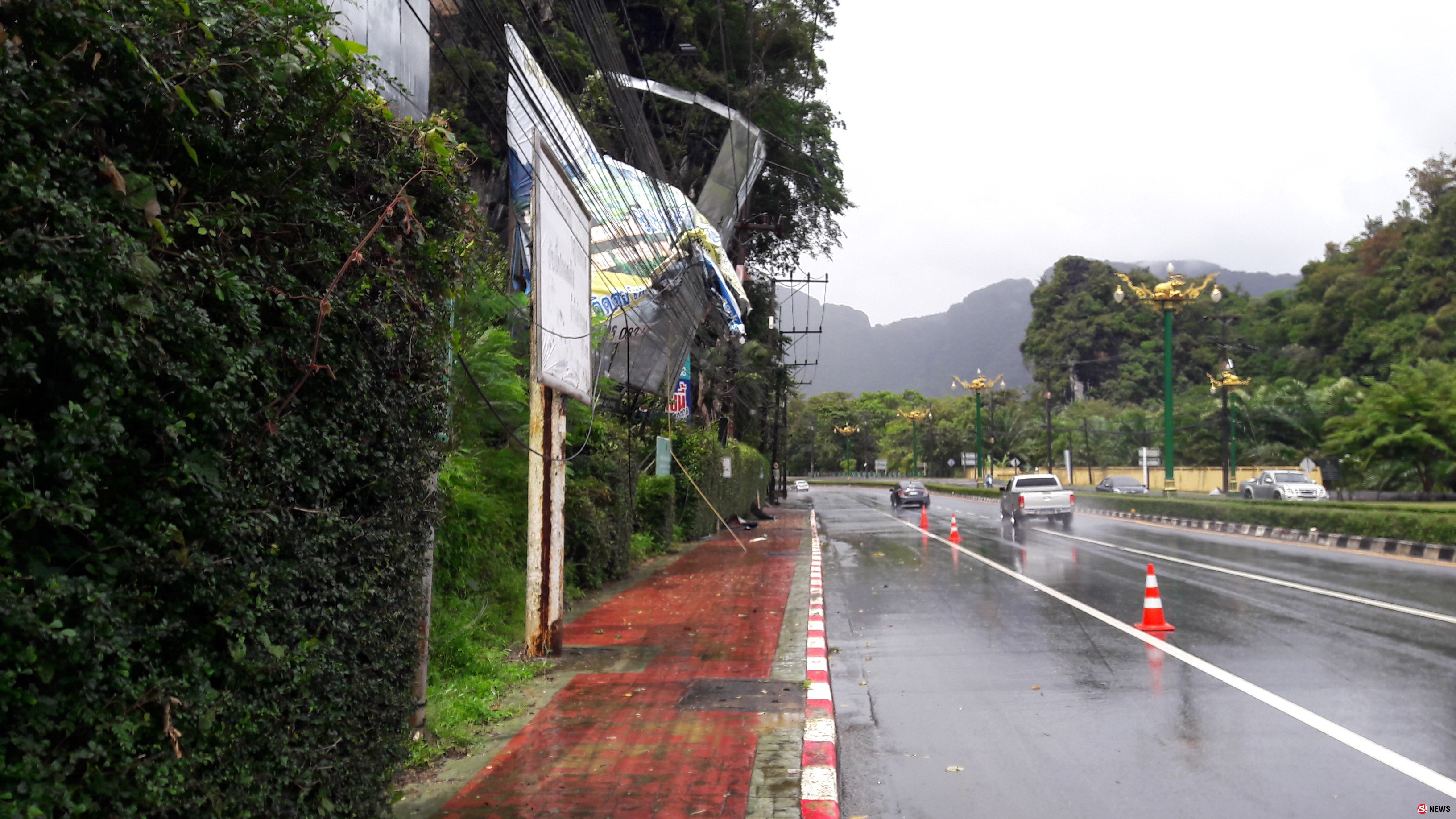 ฝนตกหนักคลื่นลมแรงพัดป้ายคัตเฮาว์พาดสายไฟฟ้า