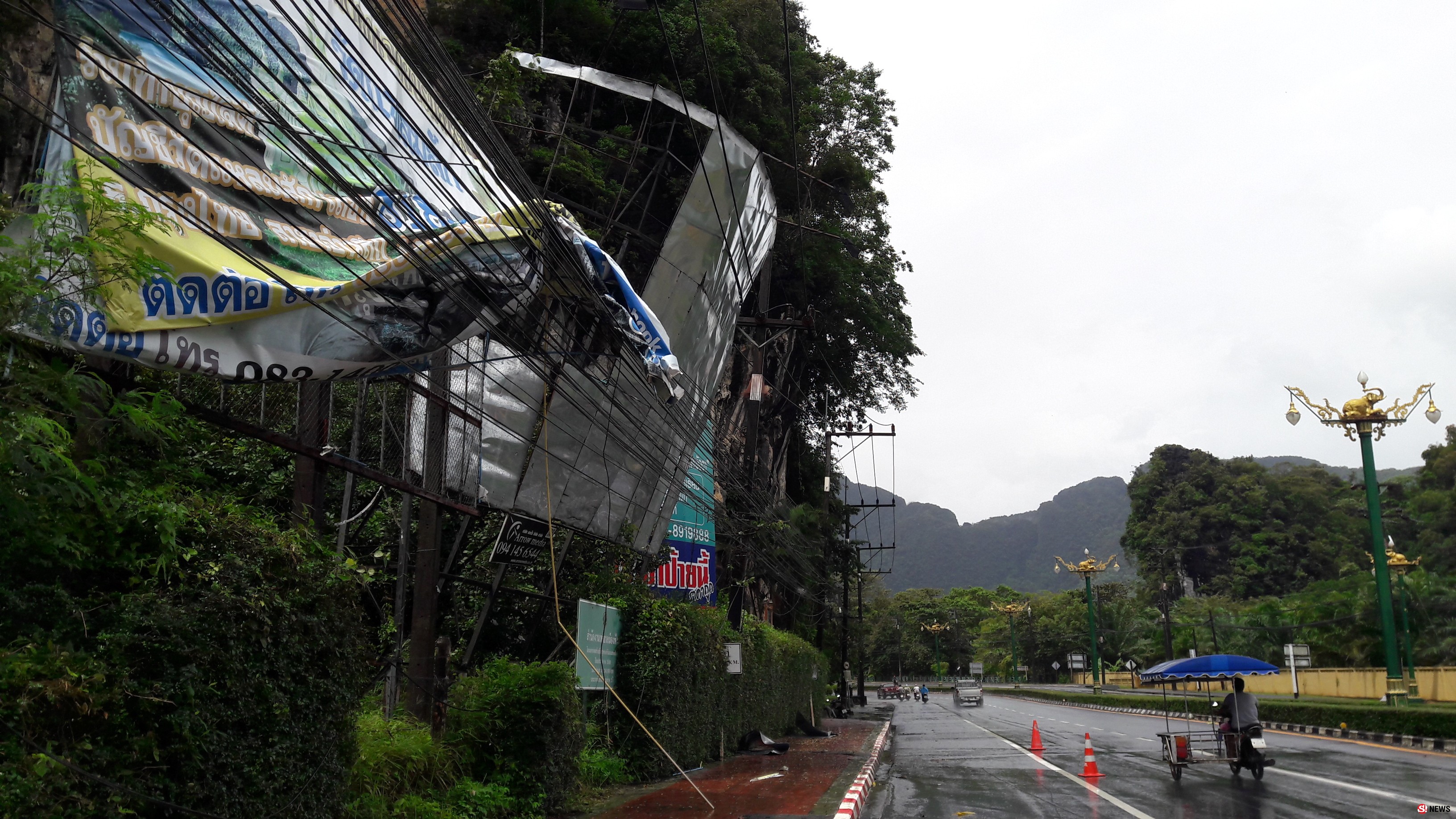 ฝนตกหนักคลื่นลมแรงพัดป้ายคัตเฮาว์พาดสายไฟฟ้า