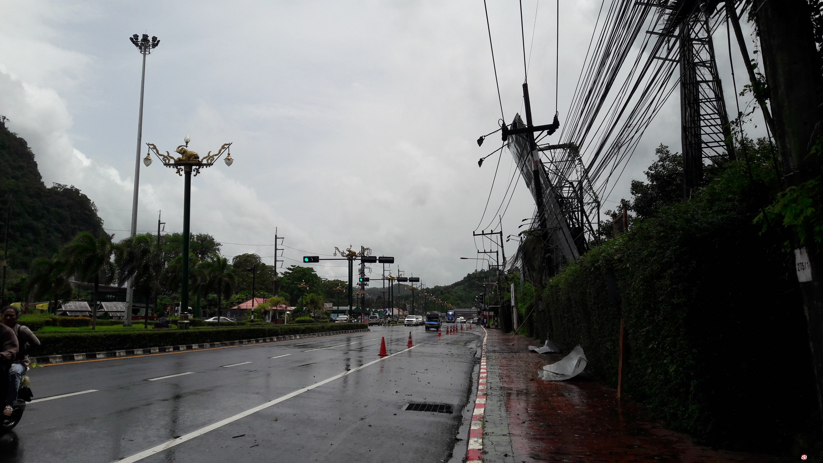ฝนตกหนักคลื่นลมแรงพัดป้ายคัตเฮาว์พาดสายไฟฟ้า