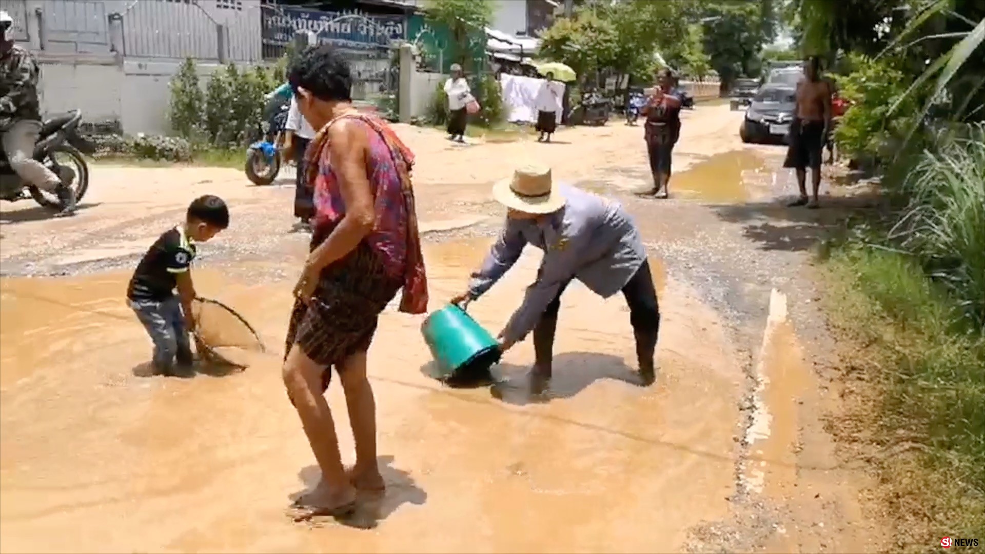 610806ชาวบ้านอำเภอหนองเรือเดือดร้อนหนักหลุงถนนพัง3ปีไร้การแก้ไข