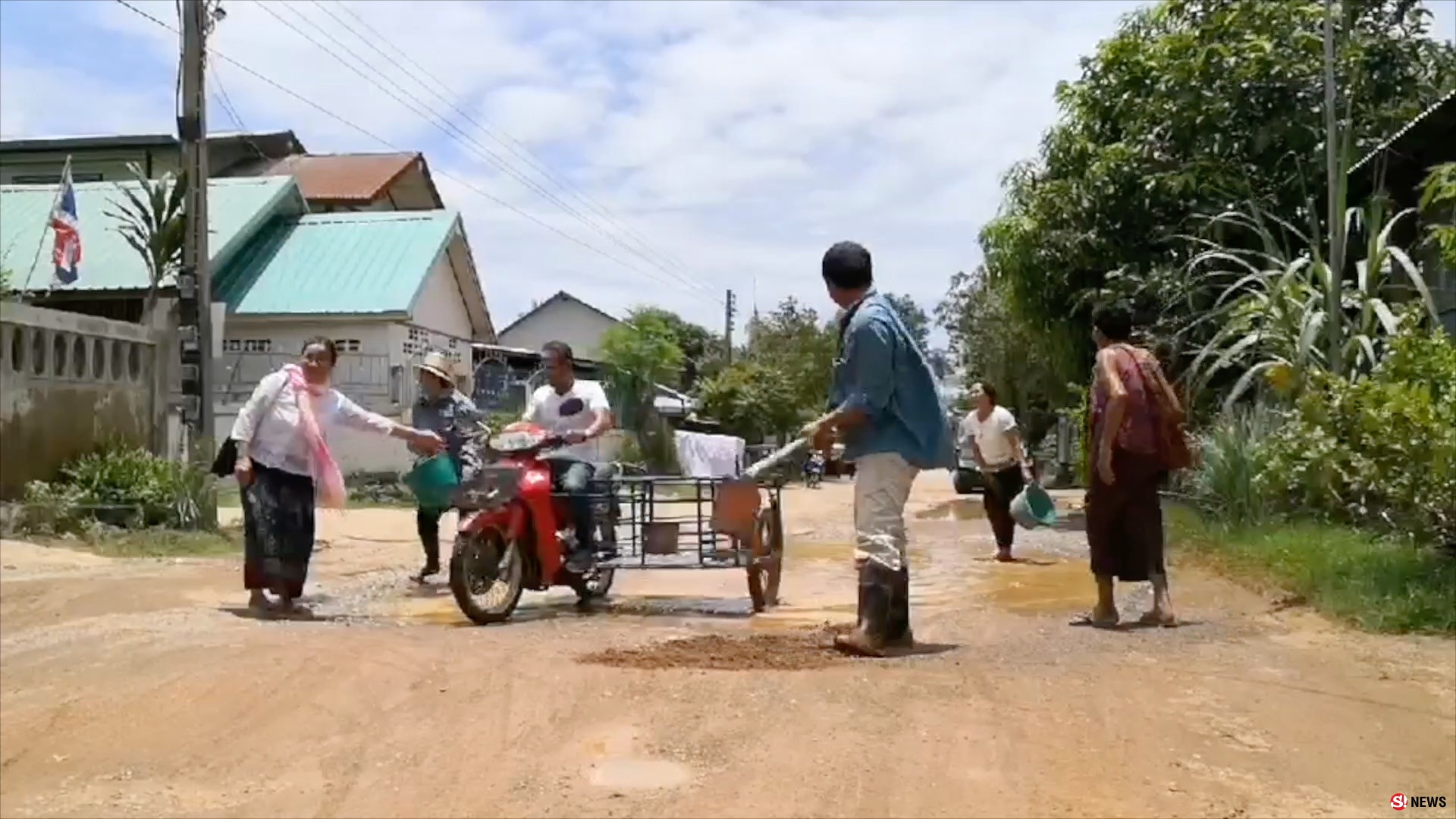 610806ชาวบ้านอำเภอหนองเรือเดือดร้อนหนักหลุงถนนพัง3ปีไร้การแก้ไข