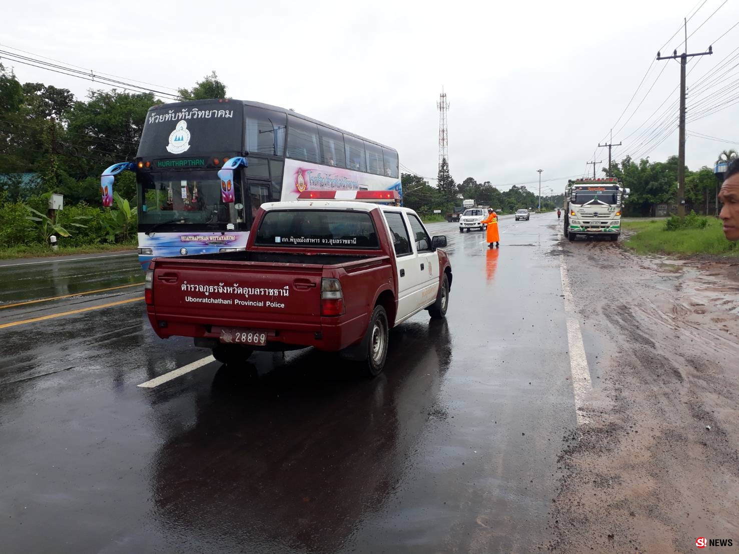 ฝนตกถนนลื่น โชเฟอร์กระบะส่งไข่ซิ่งเสียหลักรถหมุนพุ่งข้ามเลนอัดพ่วง 18 ล้อ ดับอนาถ
