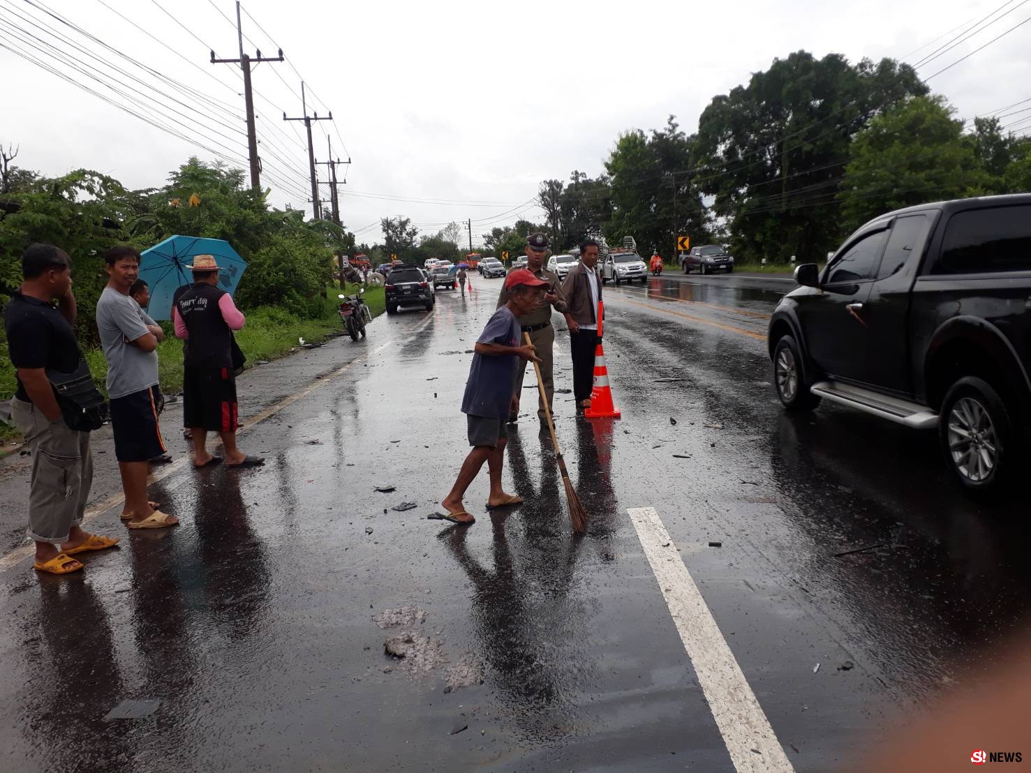 ฝนตกถนนลื่น โชเฟอร์กระบะส่งไข่ซิ่งเสียหลักรถหมุนพุ่งข้ามเลนอัดพ่วง 18 ล้อ ดับอนาถ