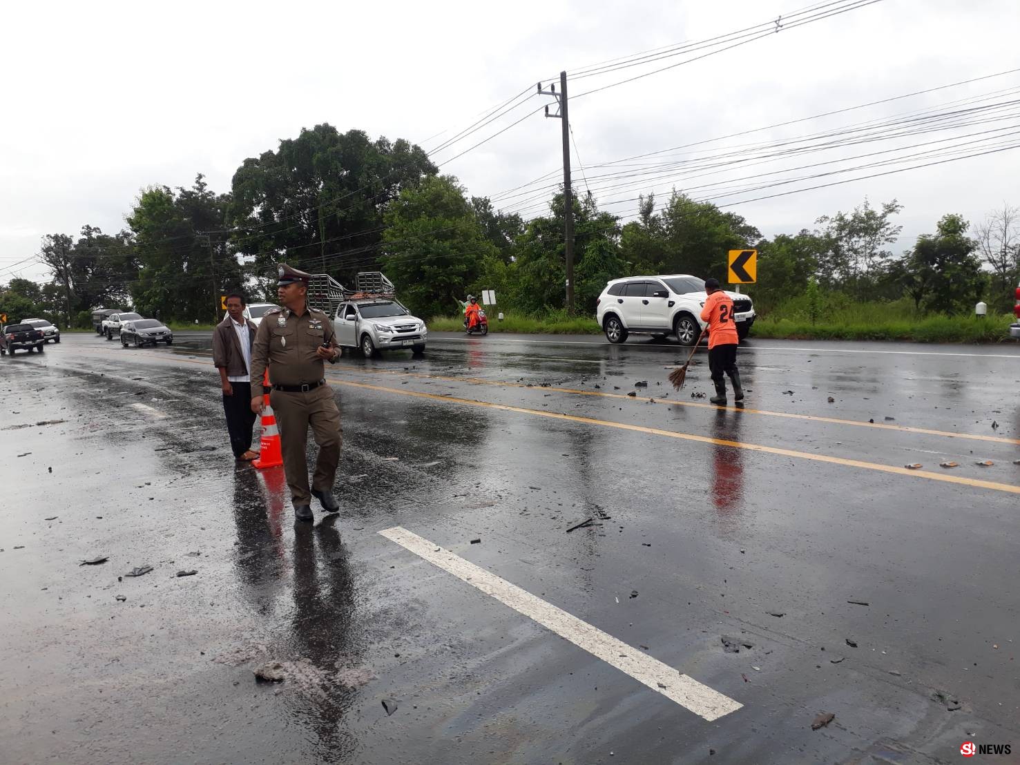 ฝนตกถนนลื่น โชเฟอร์กระบะส่งไข่ซิ่งเสียหลักรถหมุนพุ่งข้ามเลนอัดพ่วง 18 ล้อ ดับอนาถ