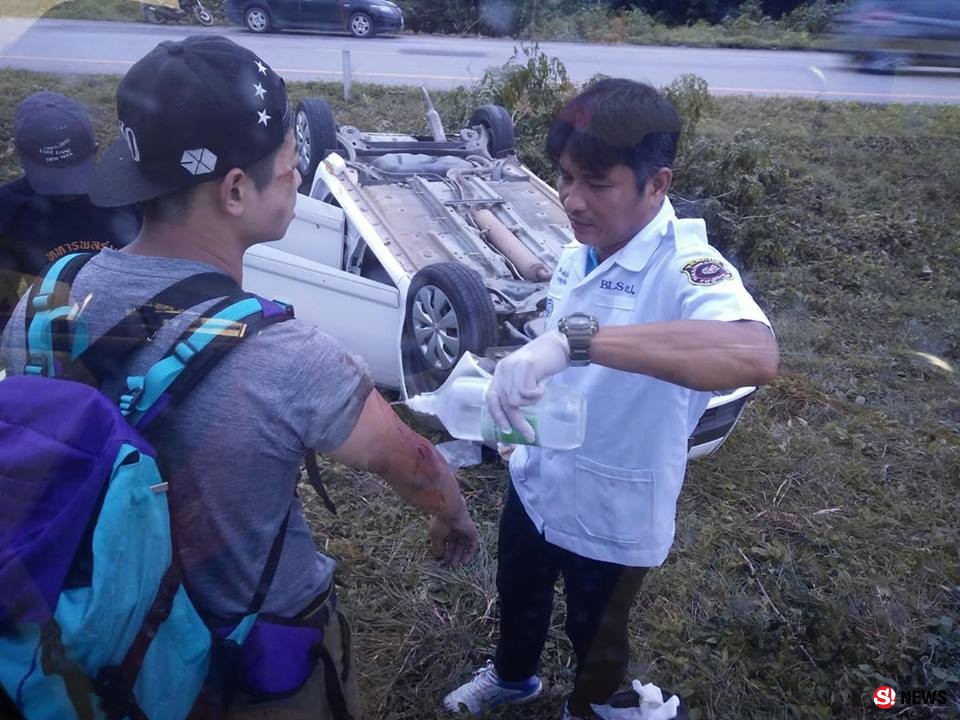 หนุ่มฮ่องกงเช่ารถซิ่งเข้ากรุงเทพฯ เกิดเสียหลักพลิกคว่ำรถพังยับ คนขับแผลเต็มตัว  