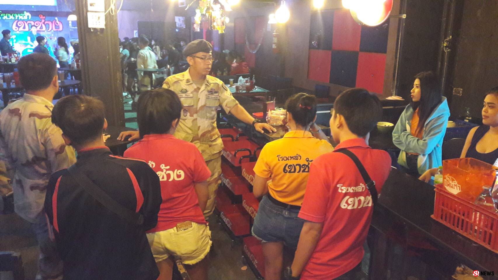 เยาวชนทั้งนั้น-ฝ่ายปกครองบุกโรงเหล้าเมืองพังงาพบวัยรุ่นอายุไม่ถึง 20 นั่งเต็มร้านสั่งปิดแล้ว