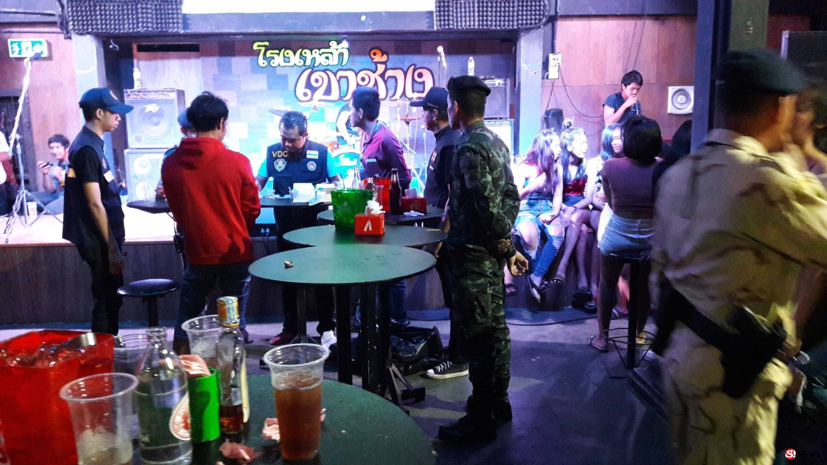 เยาวชนทั้งนั้น-ฝ่ายปกครองบุกโรงเหล้าเมืองพังงาพบวัยรุ่นอายุไม่ถึง 20 นั่งเต็มร้านสั่งปิดแล้ว