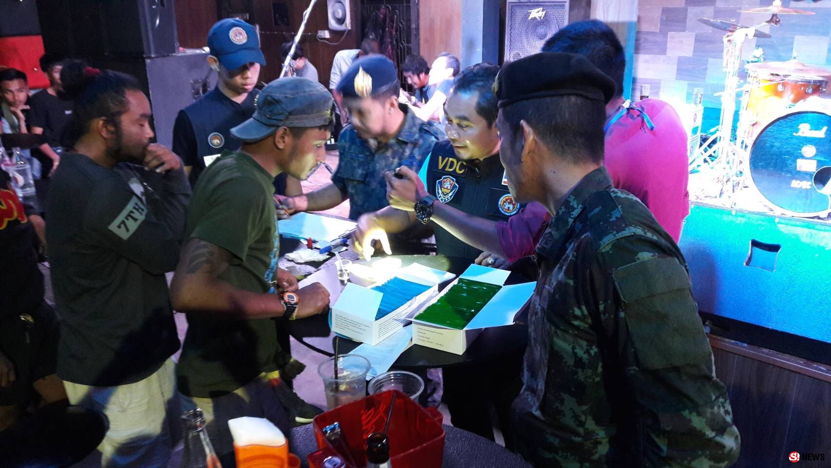 เยาวชนทั้งนั้น-ฝ่ายปกครองบุกโรงเหล้าเมืองพังงาพบวัยรุ่นอายุไม่ถึง 20 นั่งเต็มร้านสั่งปิดแล้ว